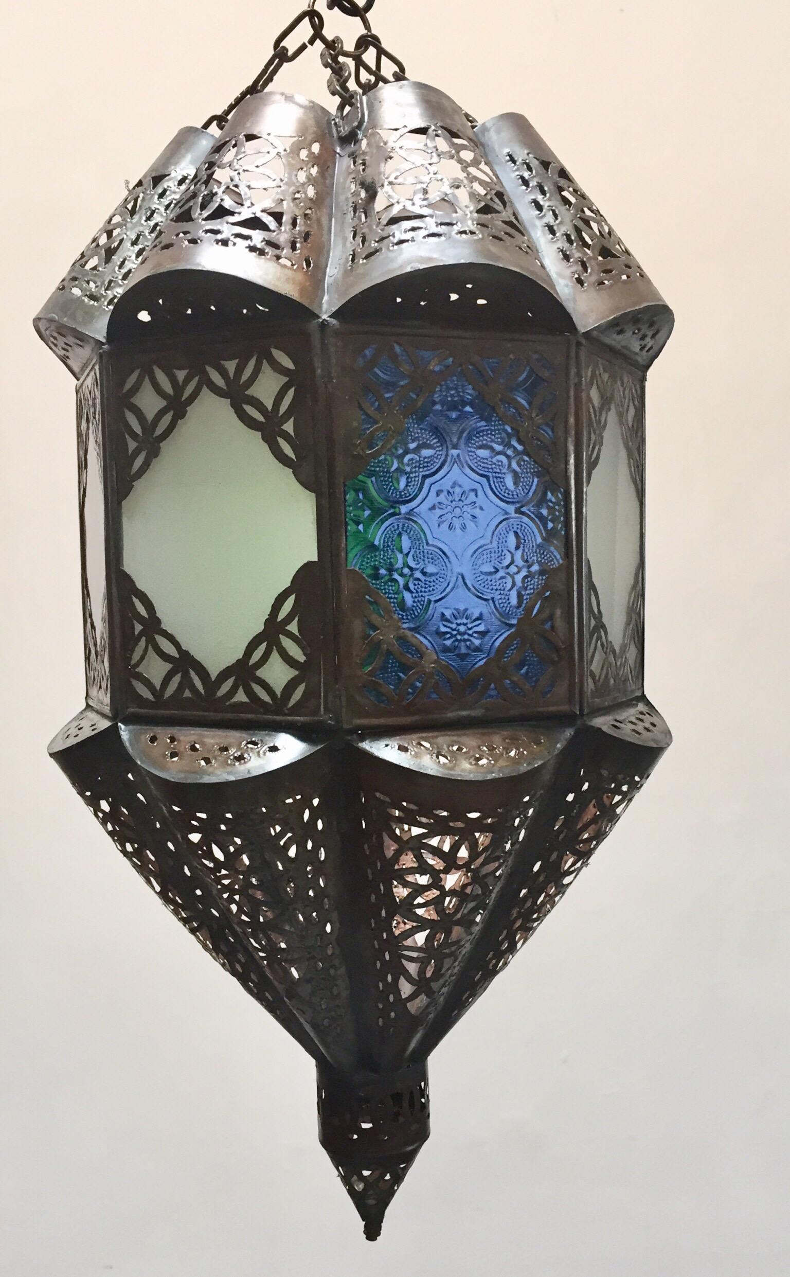 Élégante lanterne marocaine fabriquée à la main avec un verre laiteux dépoli. Fabriqué à la main avec du petit verre taillé et des motifs mauresques en métal filigrané. Plusieurs disponibles. Non raccordé à l'électricité, ombrage