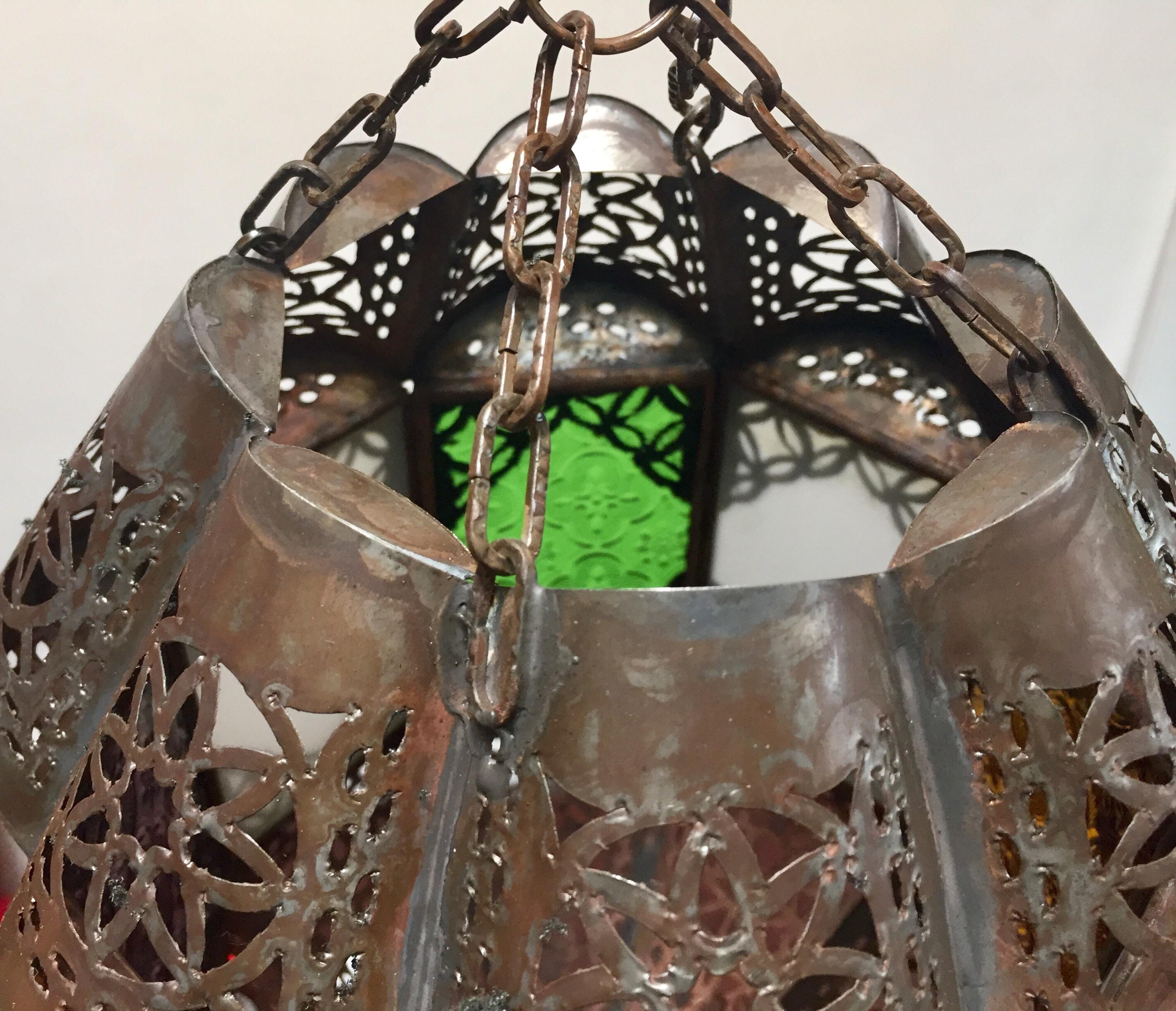 Marocain Lanterne marocaine artisanale en métal et verre mauresque en vente
