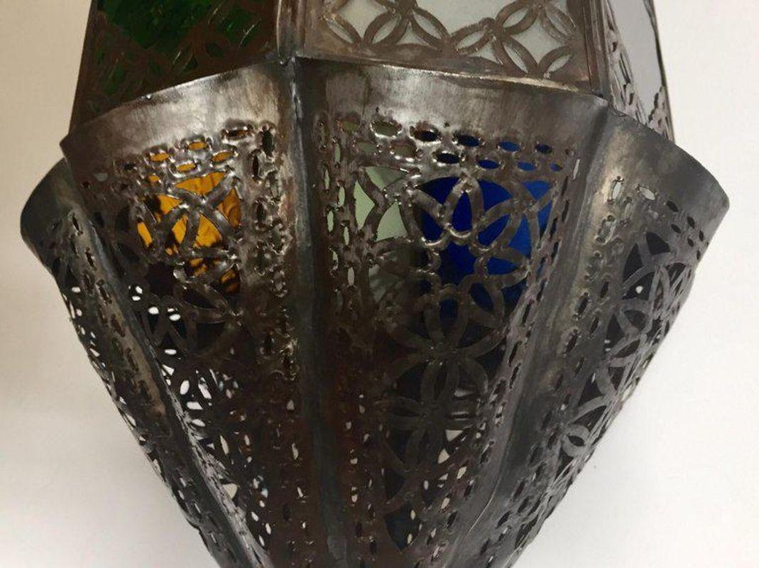 Marokkanische Laterne, handgefertigte maurische Hängeleuchte aus Glas (Metall) im Angebot