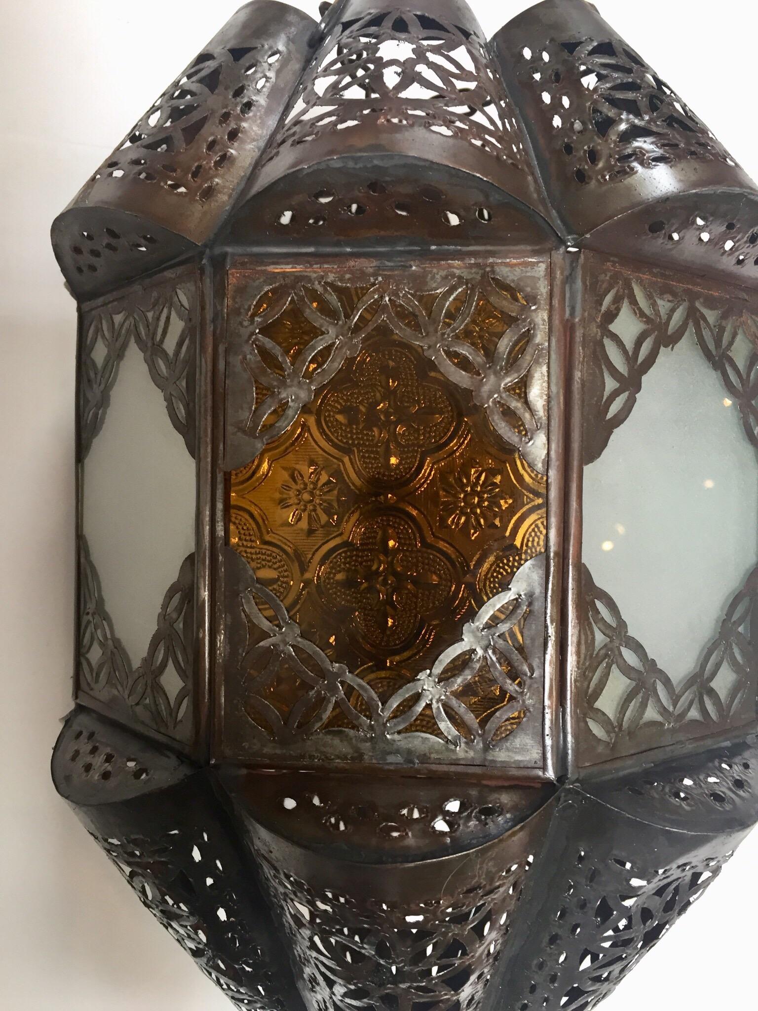 Fait main Lanterne marocaine artisanale en métal et verre mauresque en vente
