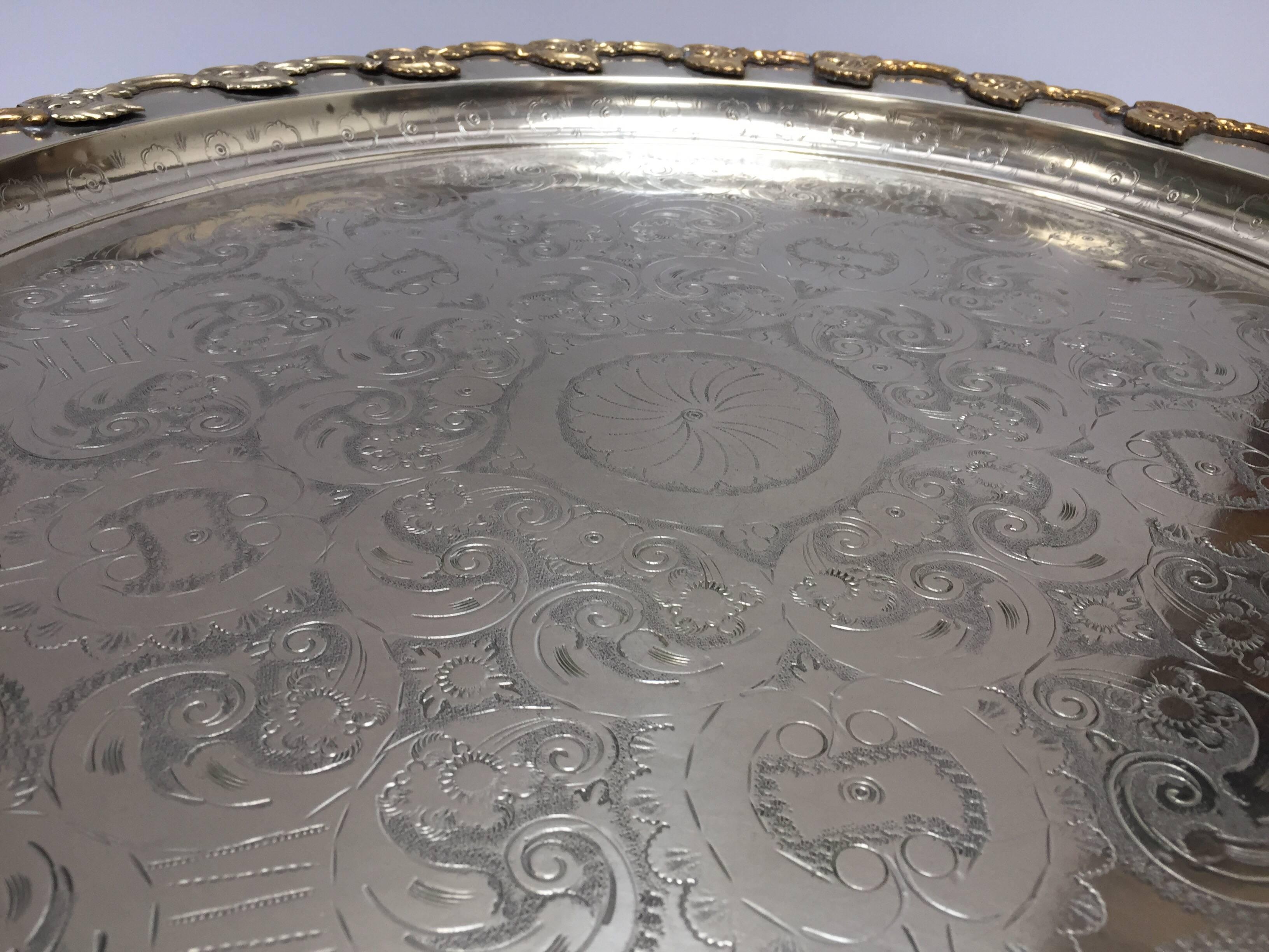 Bandeja redonda de plata artesanal marroquí en venta 1