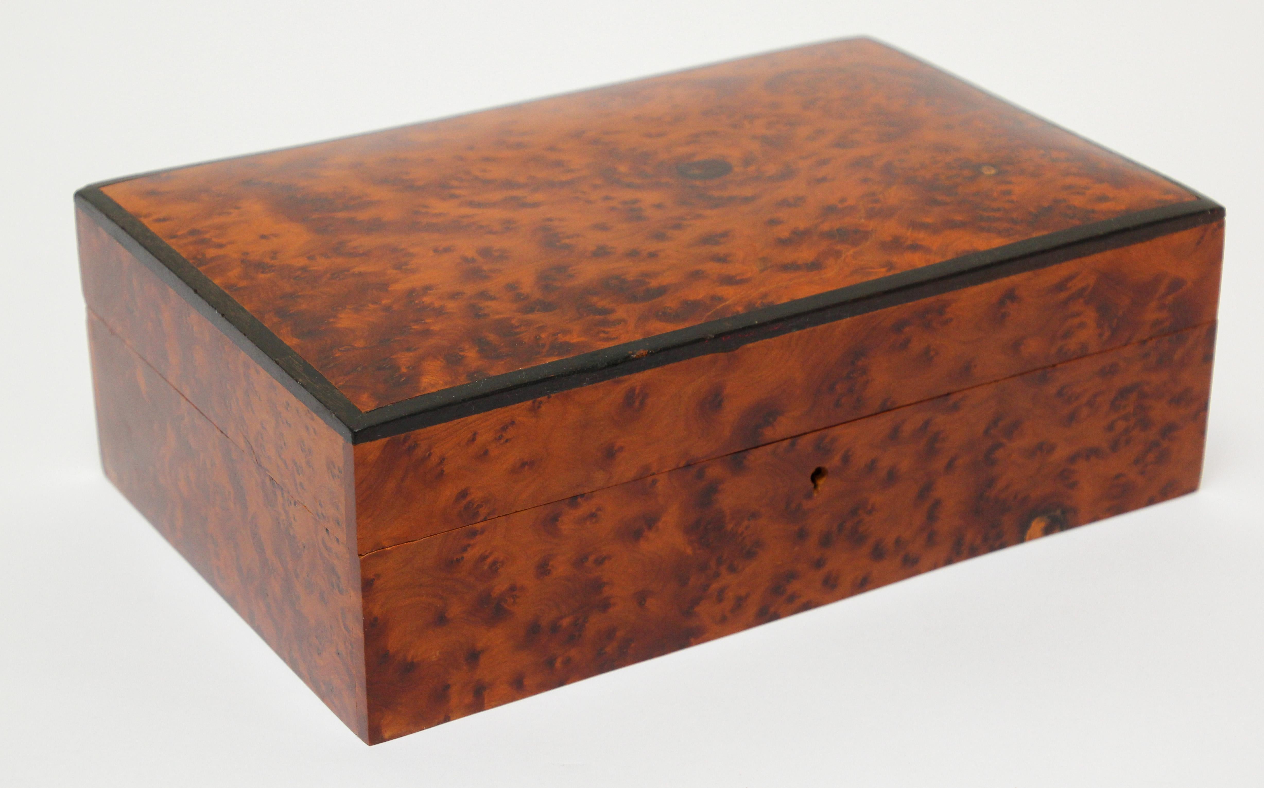 Boîte à bijoux victorienne en bois de ronce, de style Régence, faite à la main  en vente 3