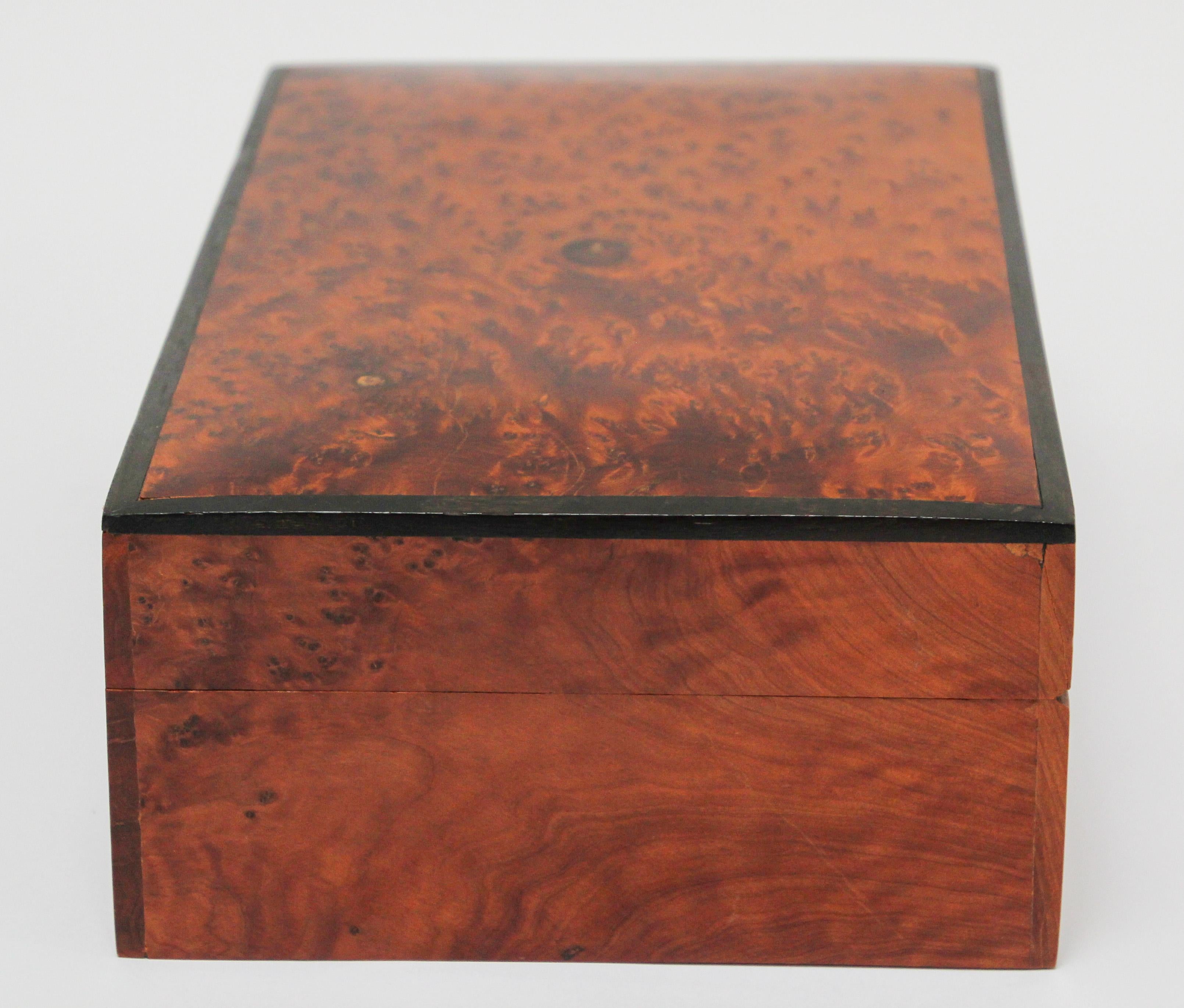 Britannique Boîte à bijoux victorienne en bois de ronce, de style Régence, faite à la main  en vente