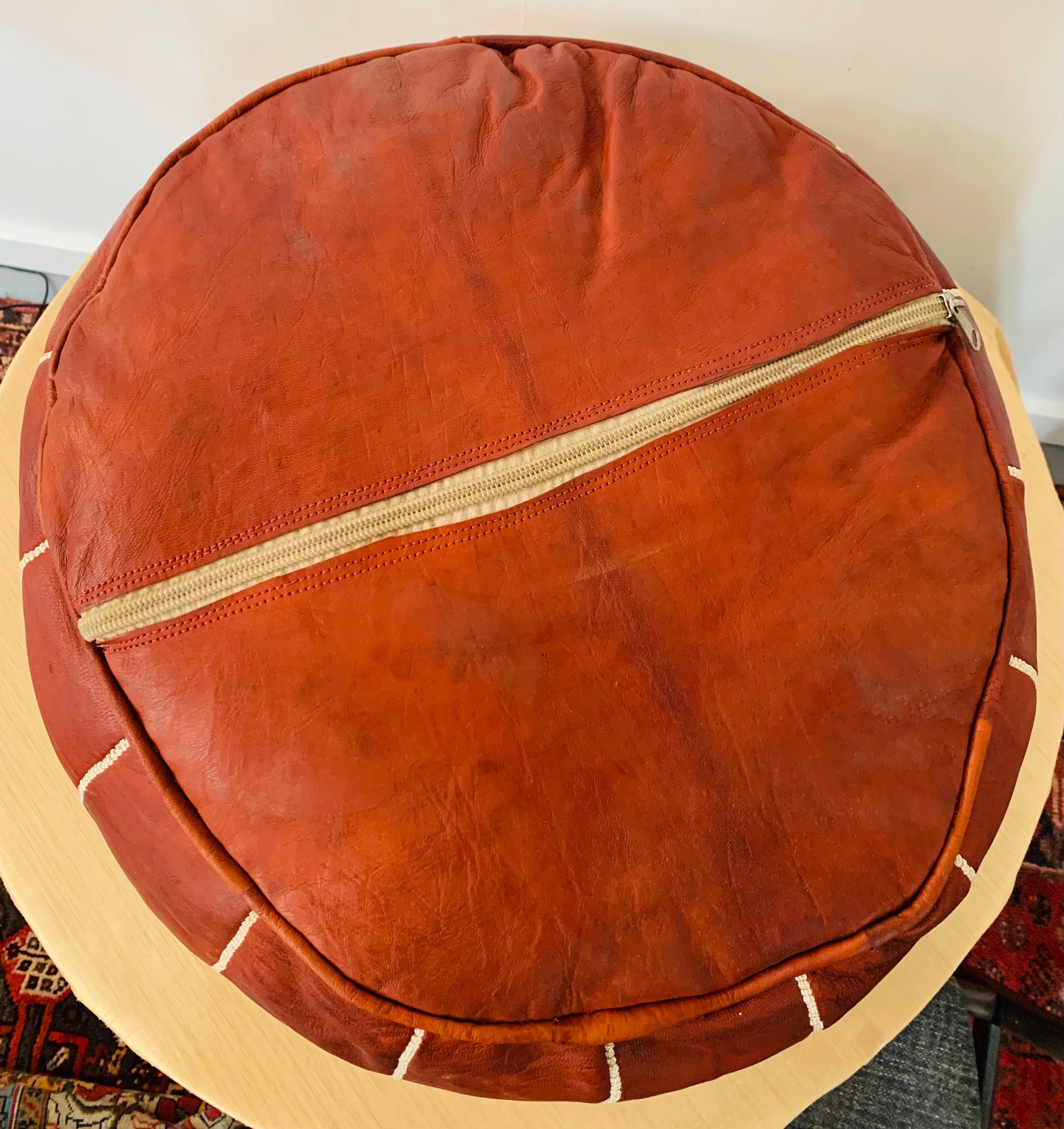 Pouf ou ottoman marocain en cuir brun foncé, fait à la main, la paire en vente 1