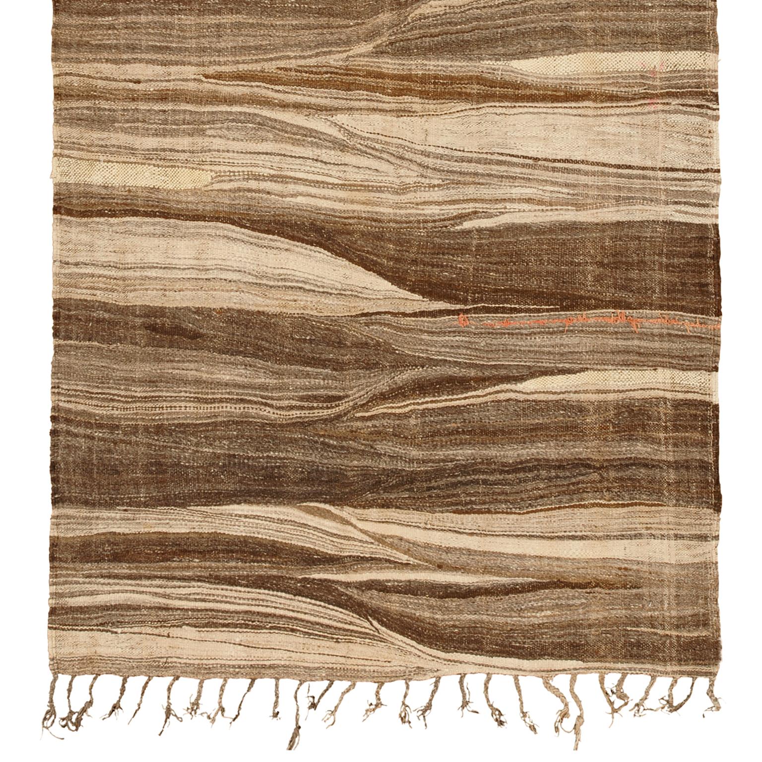 Kilim marocain tissé à la main
Champ beige/gris avec abrash distinct et accents rouges/oranges.