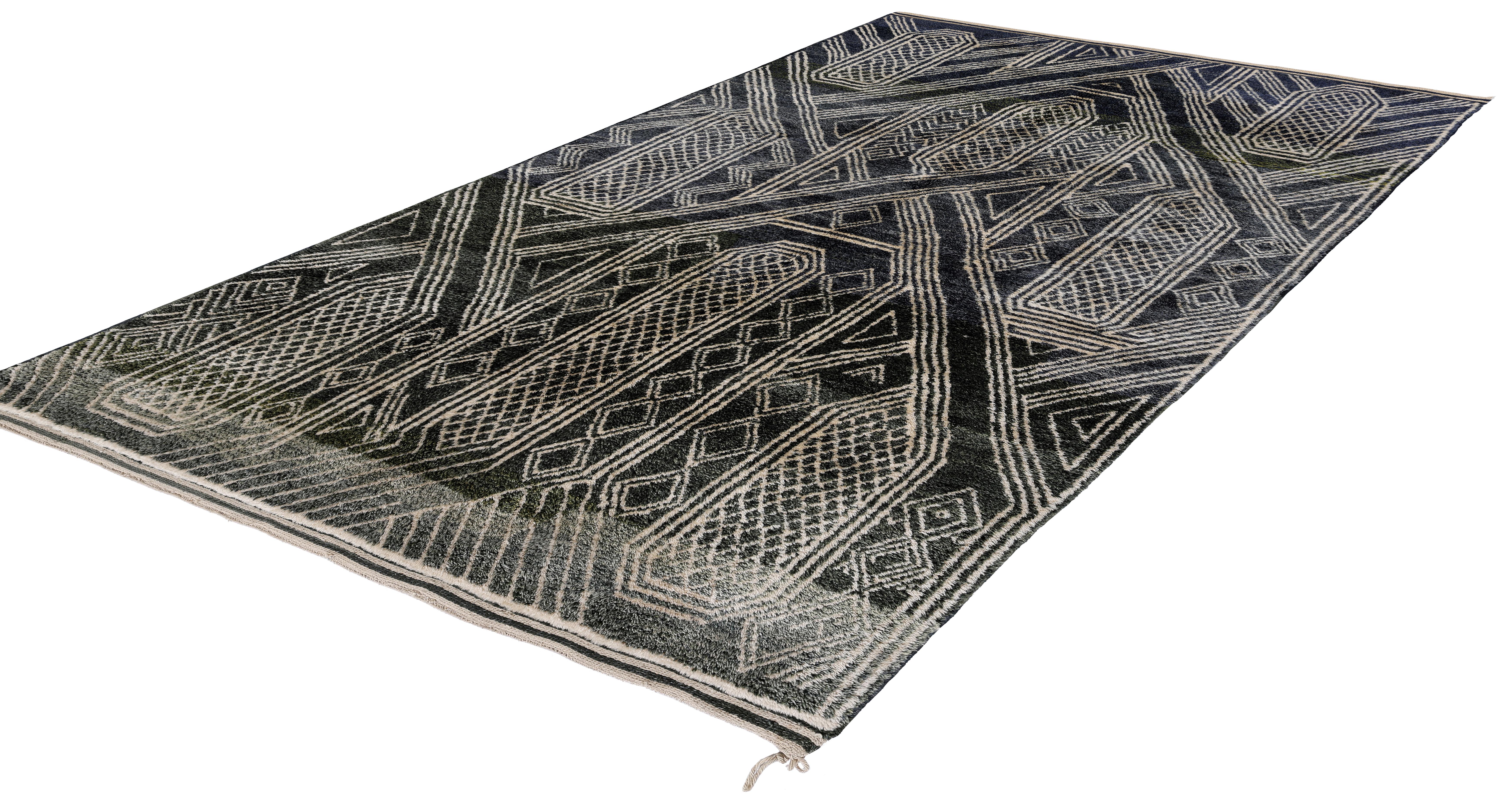 Moroccan Handwoven Wool Rug – Tribal Indigo and Ivory Geometric Design In New Condition For Sale In New York, NY