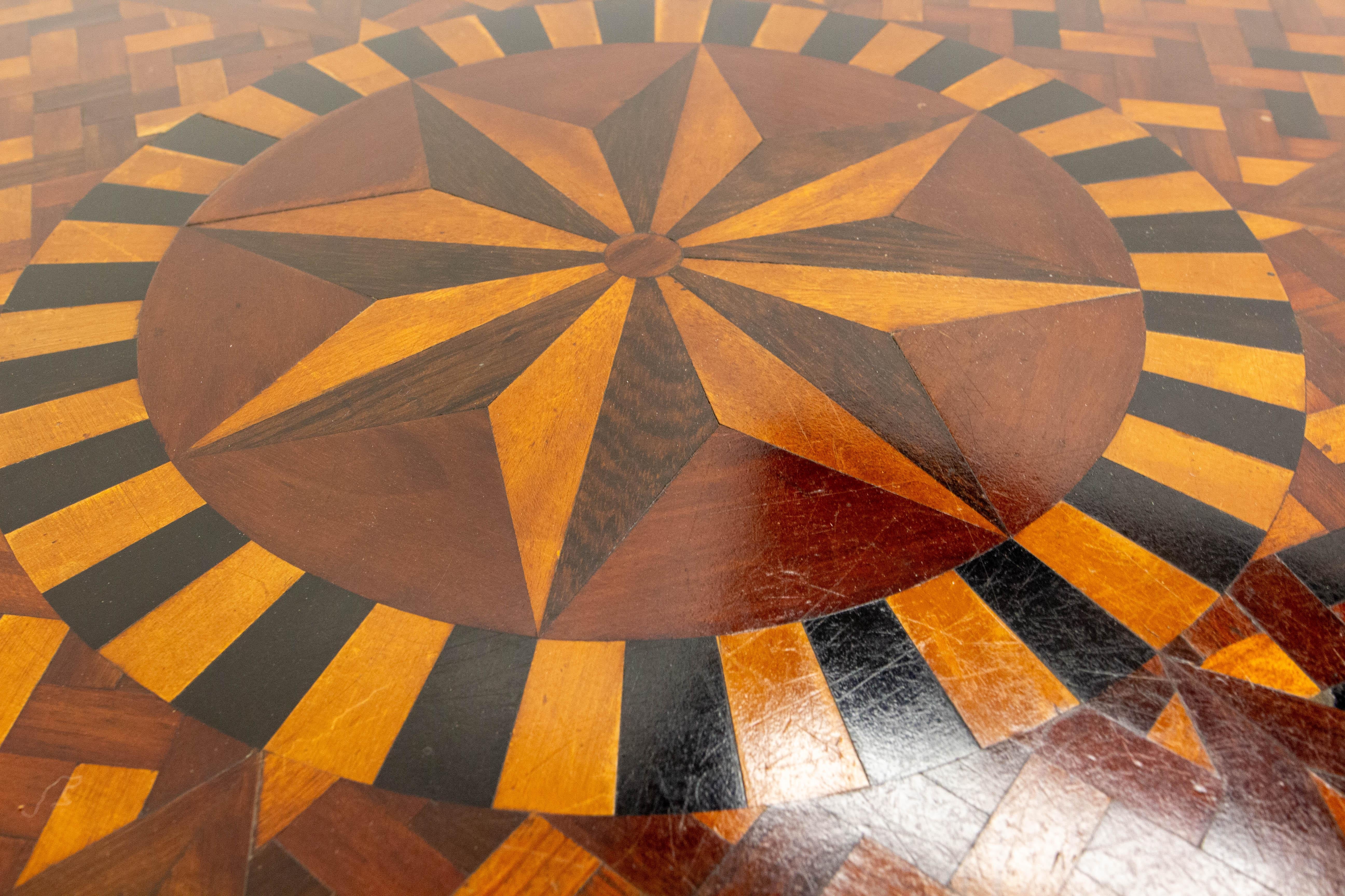 Mesa auxiliar marroquí de marquetería hexagonal Mesa de pedestal ebonizada Gueridón en venta 4
