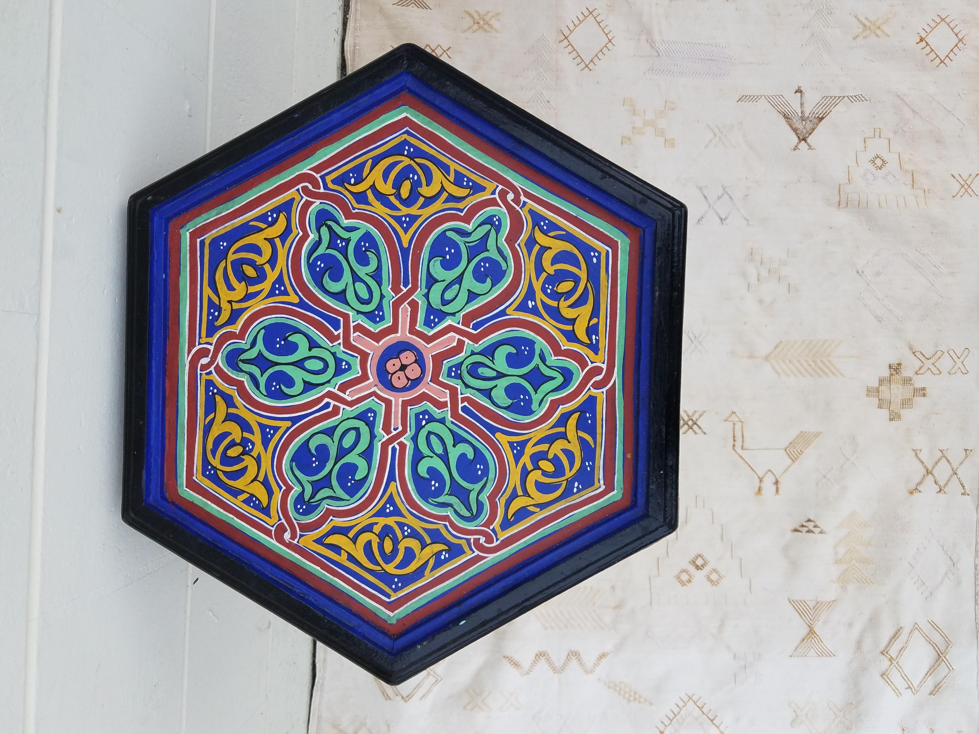 Moroccan Hexagonal Wooden End Table, Hand Painted 3 (Marokkanisch)