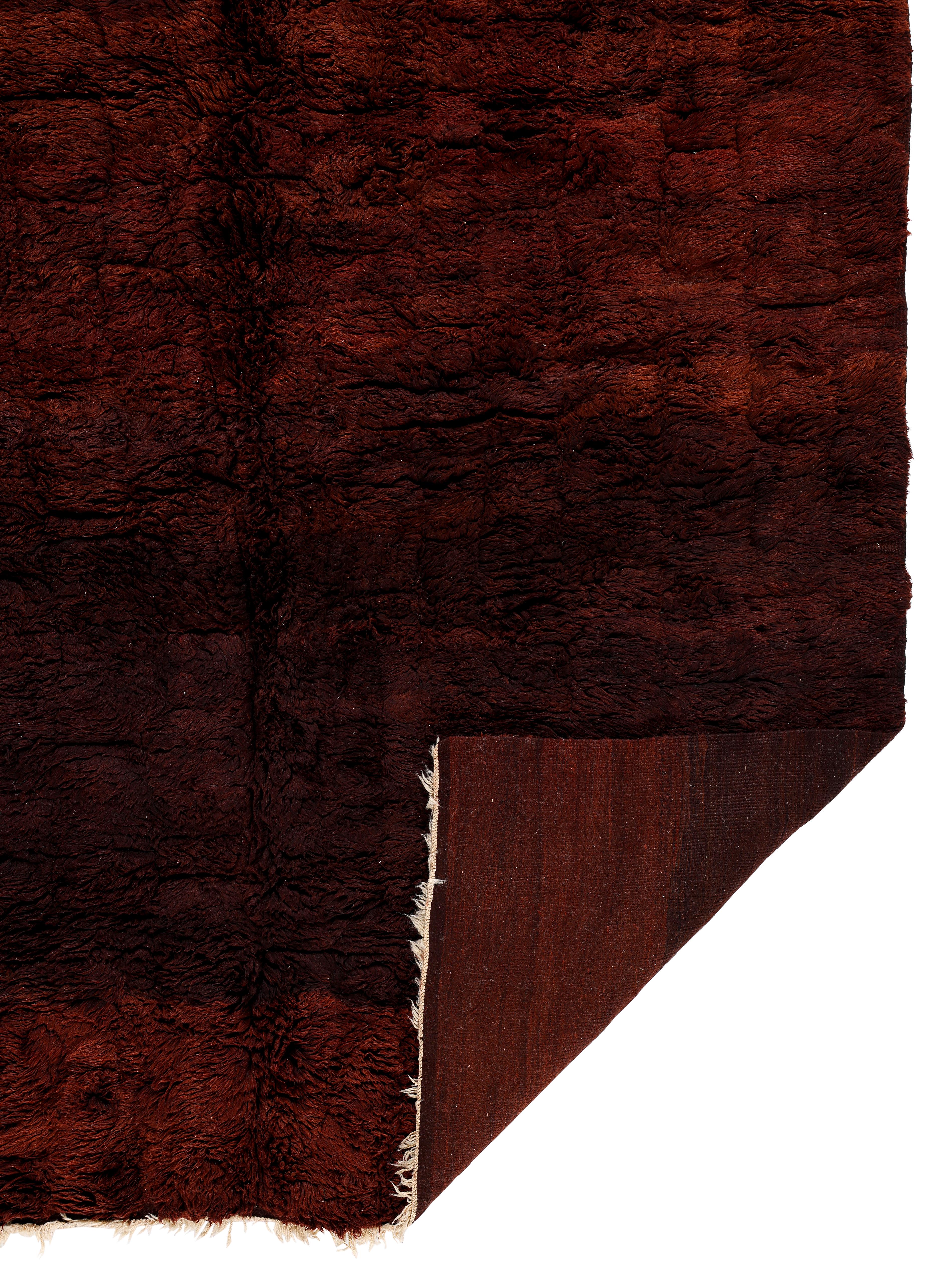 Alfombra marroquí de pelo alto en lana caoba profunda  Tejido a mano estilo bereber Beni Mguild en venta 2