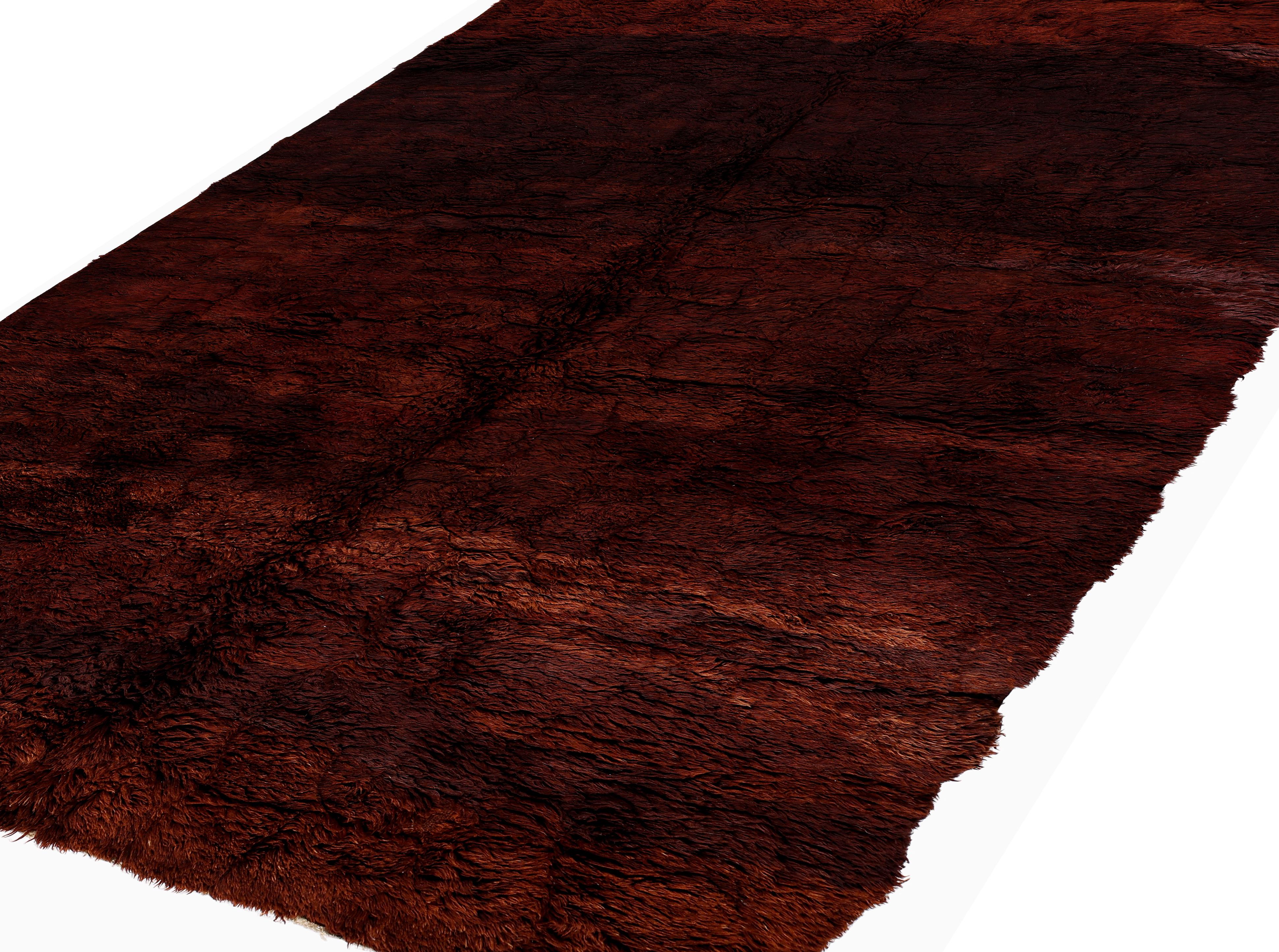 Alfombra marroquí de pelo alto en lana caoba profunda  Tejido a mano estilo bereber Beni Mguild Moderno orgánico en venta