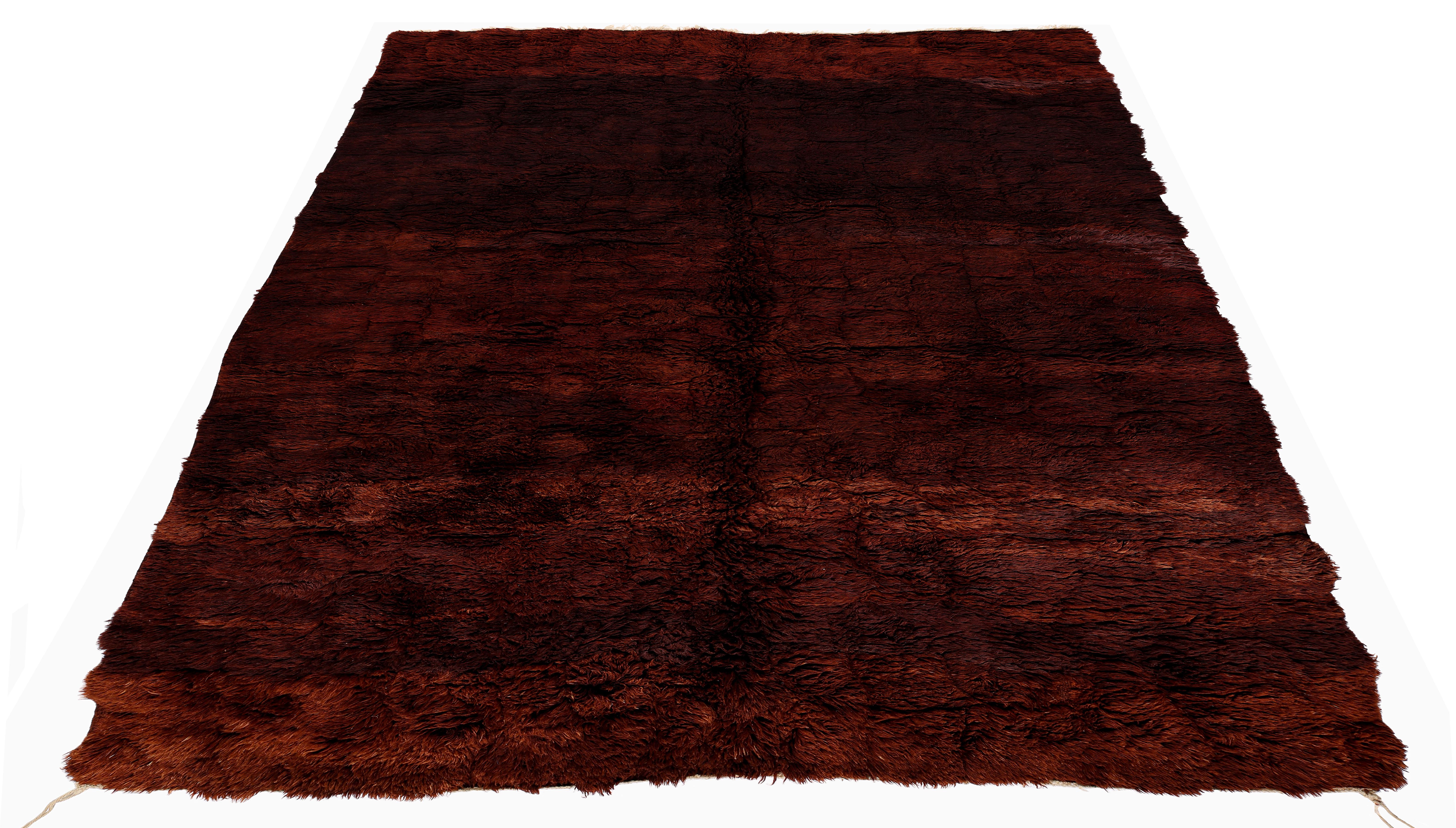 Alfombra marroquí de pelo alto en lana caoba profunda  Tejido a mano estilo bereber Beni Mguild en Nuevo estado para la venta en New York, NY