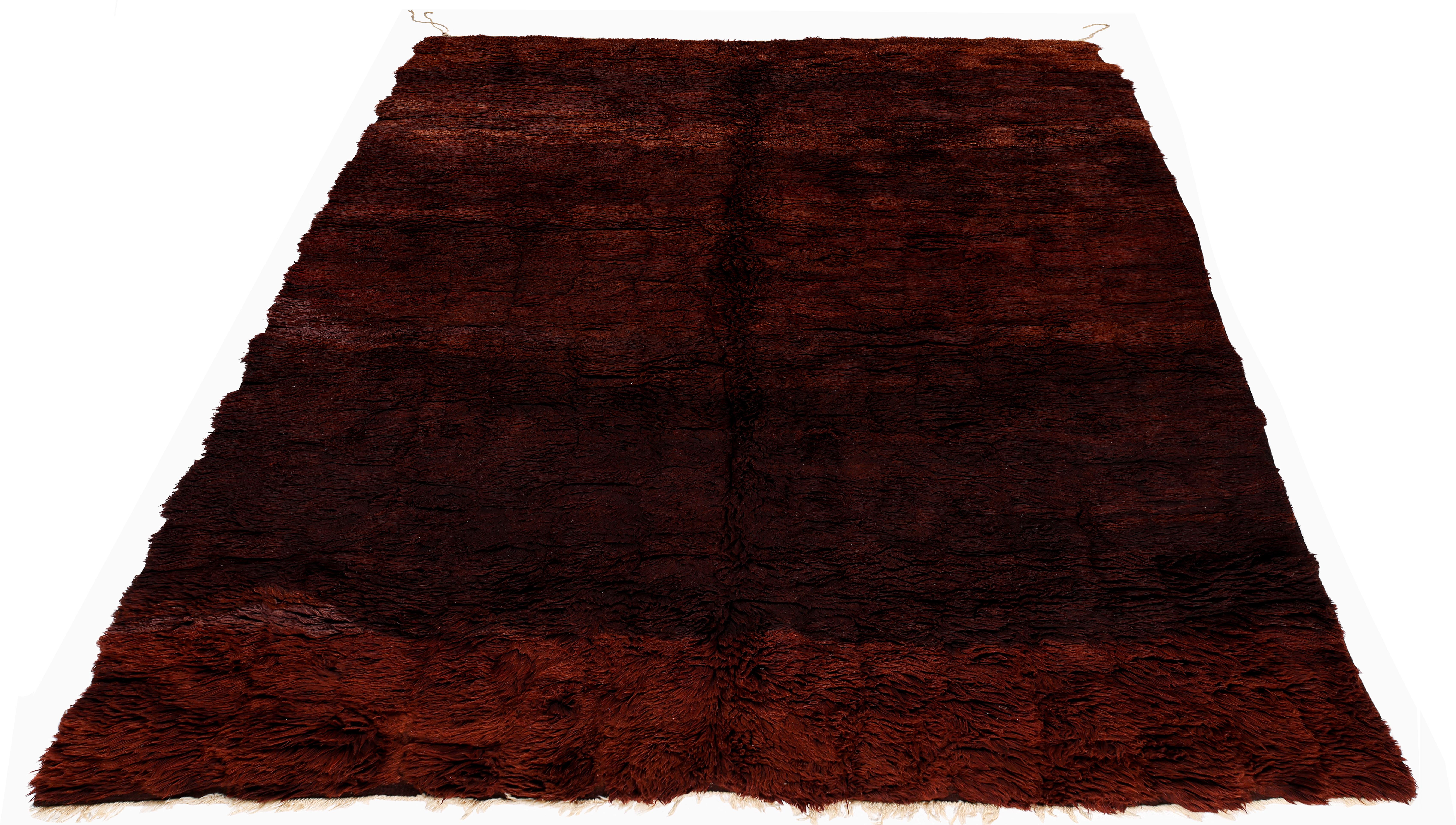 Alfombra marroquí de pelo alto en lana caoba profunda  Tejido a mano estilo bereber Beni Mguild Siglo XXI y contemporáneo en venta