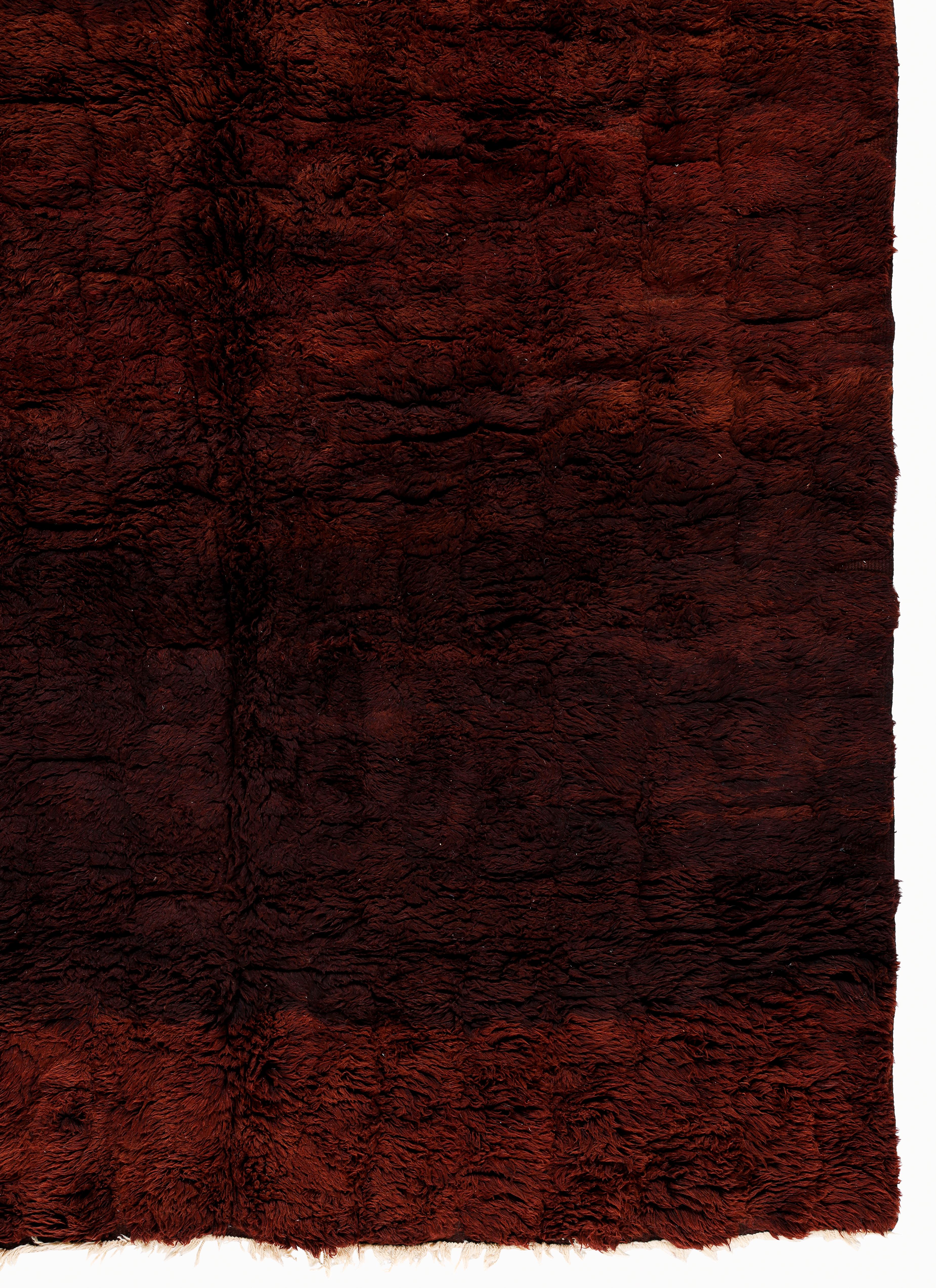 Alfombra marroquí de pelo alto en lana caoba profunda  Tejido a mano estilo bereber Beni Mguild en venta 1