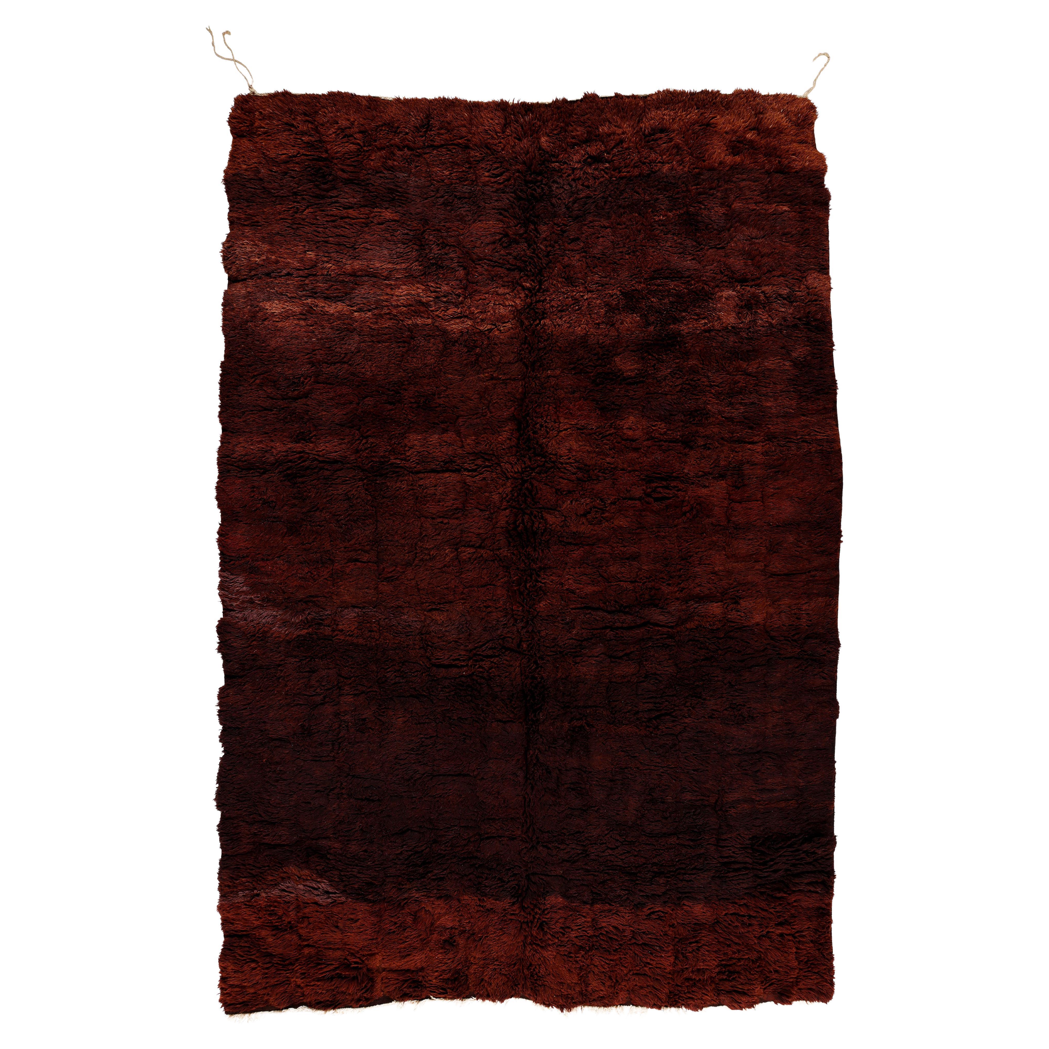Alfombra marroquí de pelo alto en lana caoba profunda  Tejido a mano estilo bereber Beni Mguild en venta