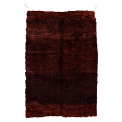 Alfombra marroquí de pelo alto en lana caoba profunda  Tejido a mano estilo bereber Beni Mguild