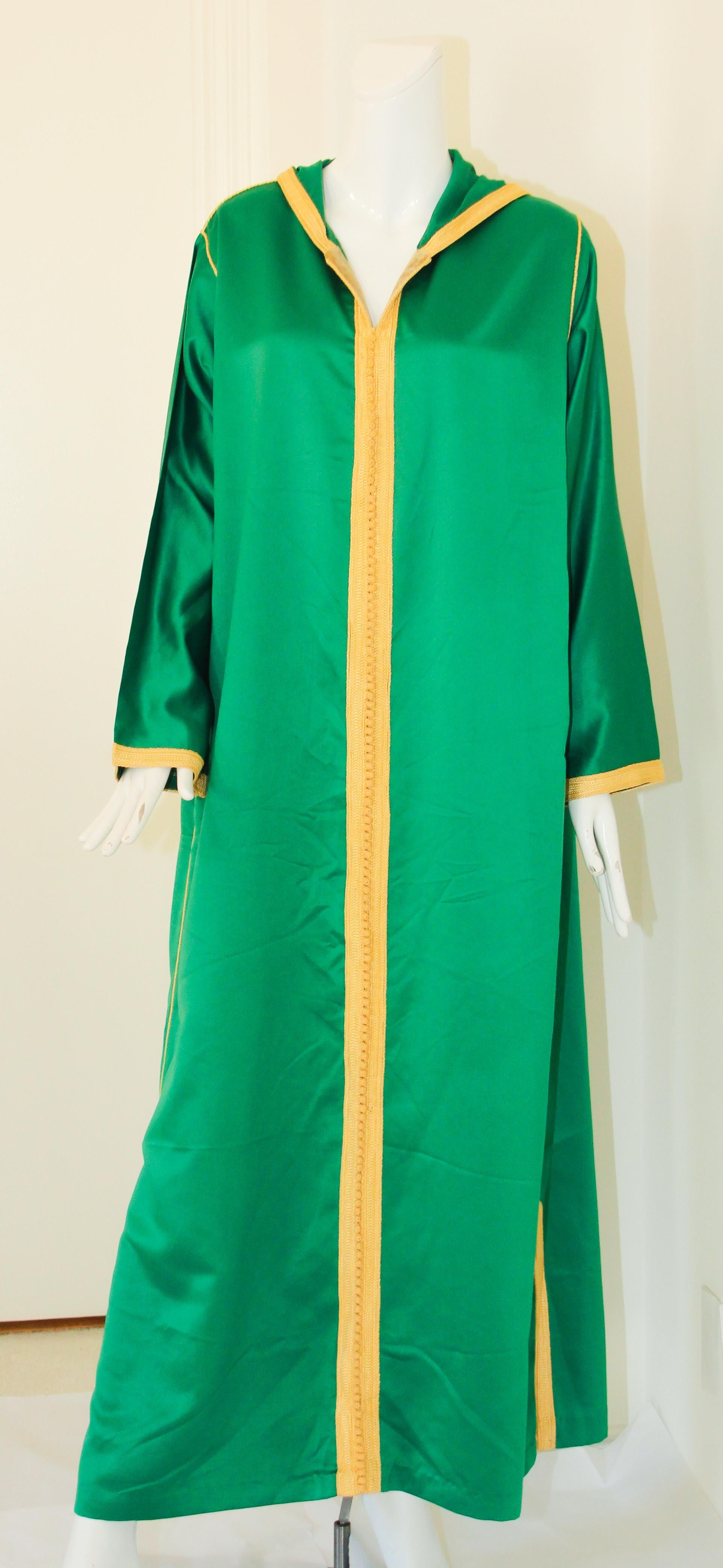 Vintage hooded Moroccan emerald green caftan with gold trim embroidered,
circa 1970s.
This light summery djellabah is crafted in Morocco and tailored for a relaxed fit.
The hood features a gold tassel, there are side pockets.
Great to use around the