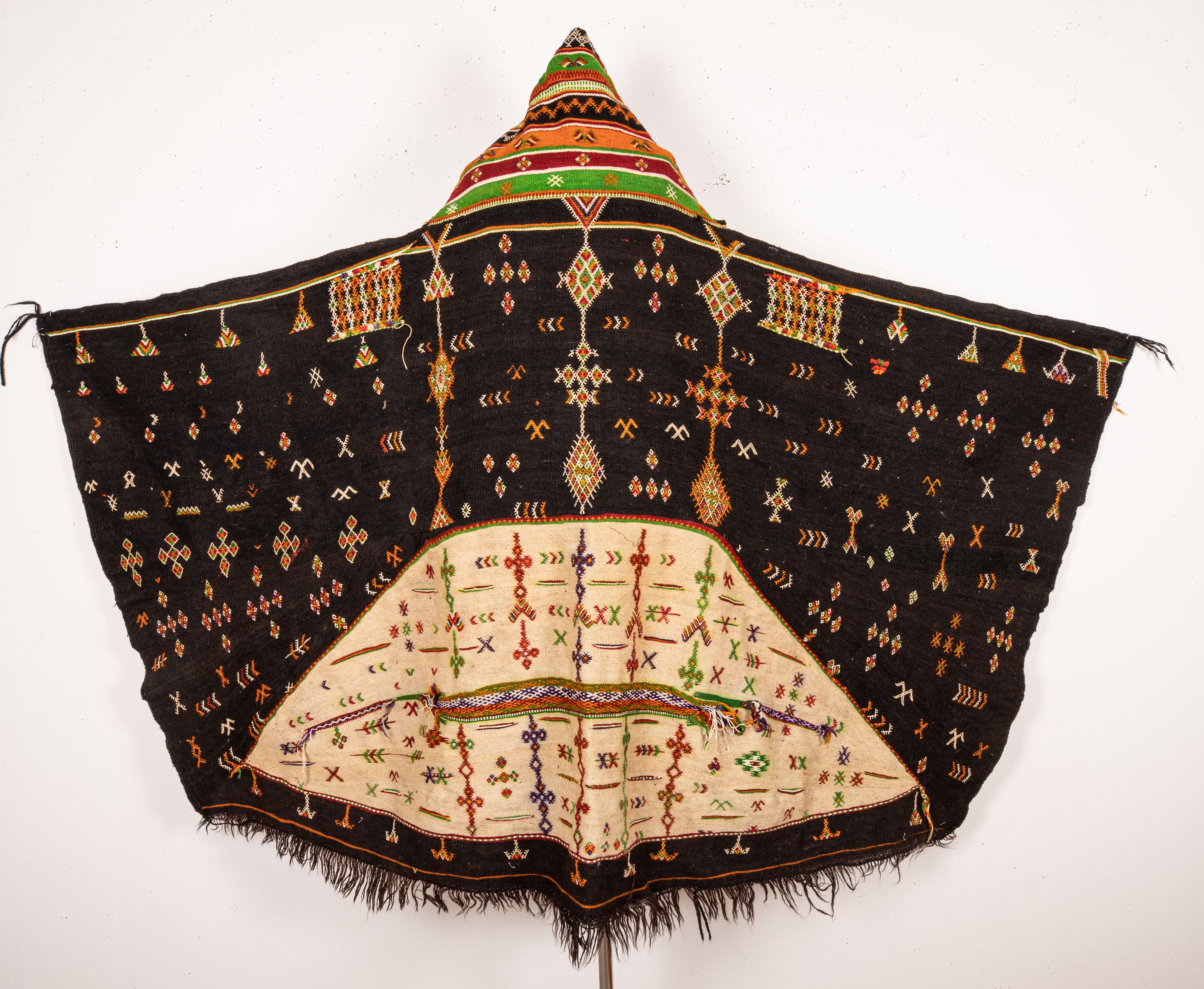 This is a hand woven wool cape called 'akin' from Morocco, from 1960s or earlier and it is unusual with its color arrangements.