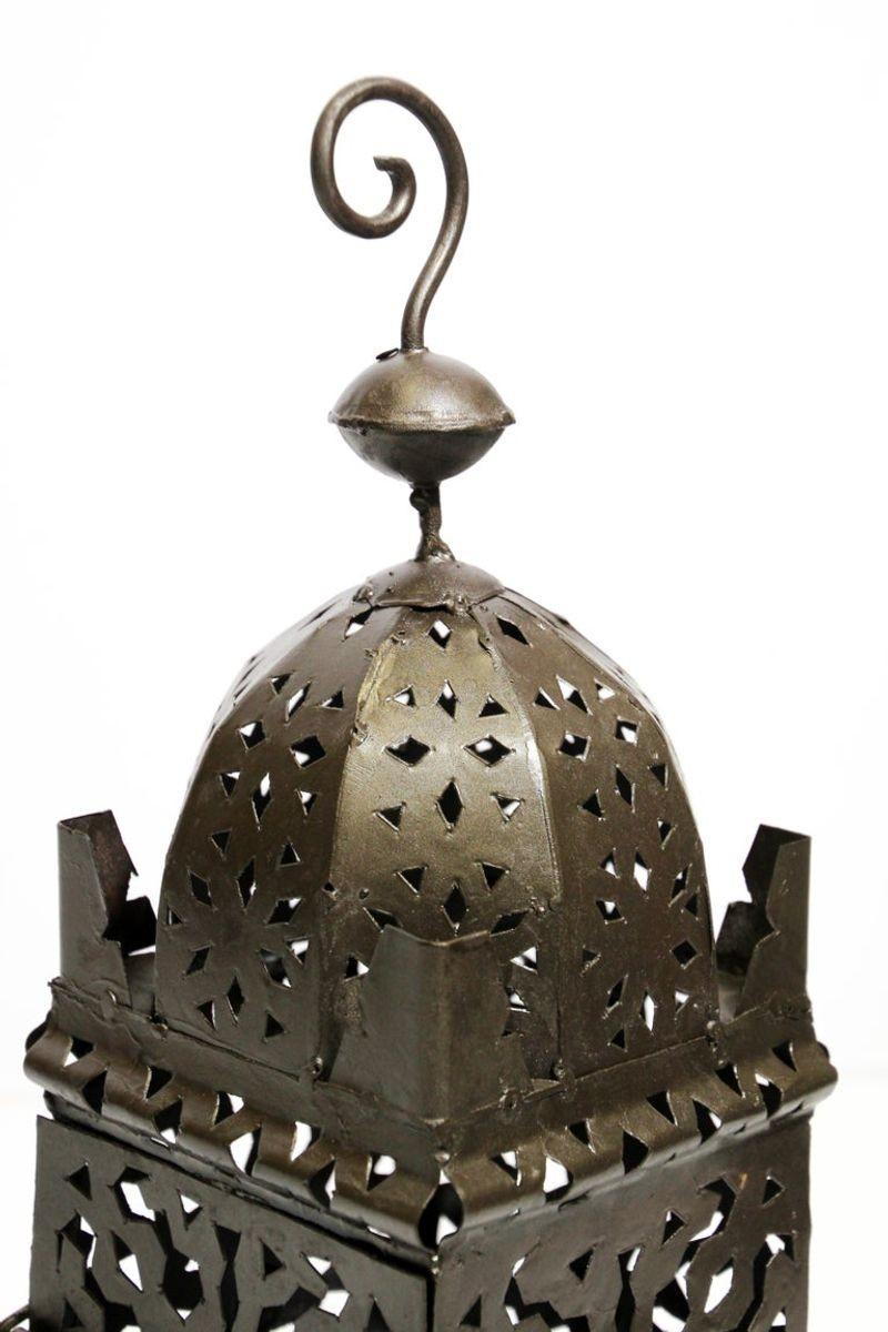 Marokkanische Hurricane-Kerzenleuchter-Laterne aus Metall (20. Jahrhundert) im Angebot