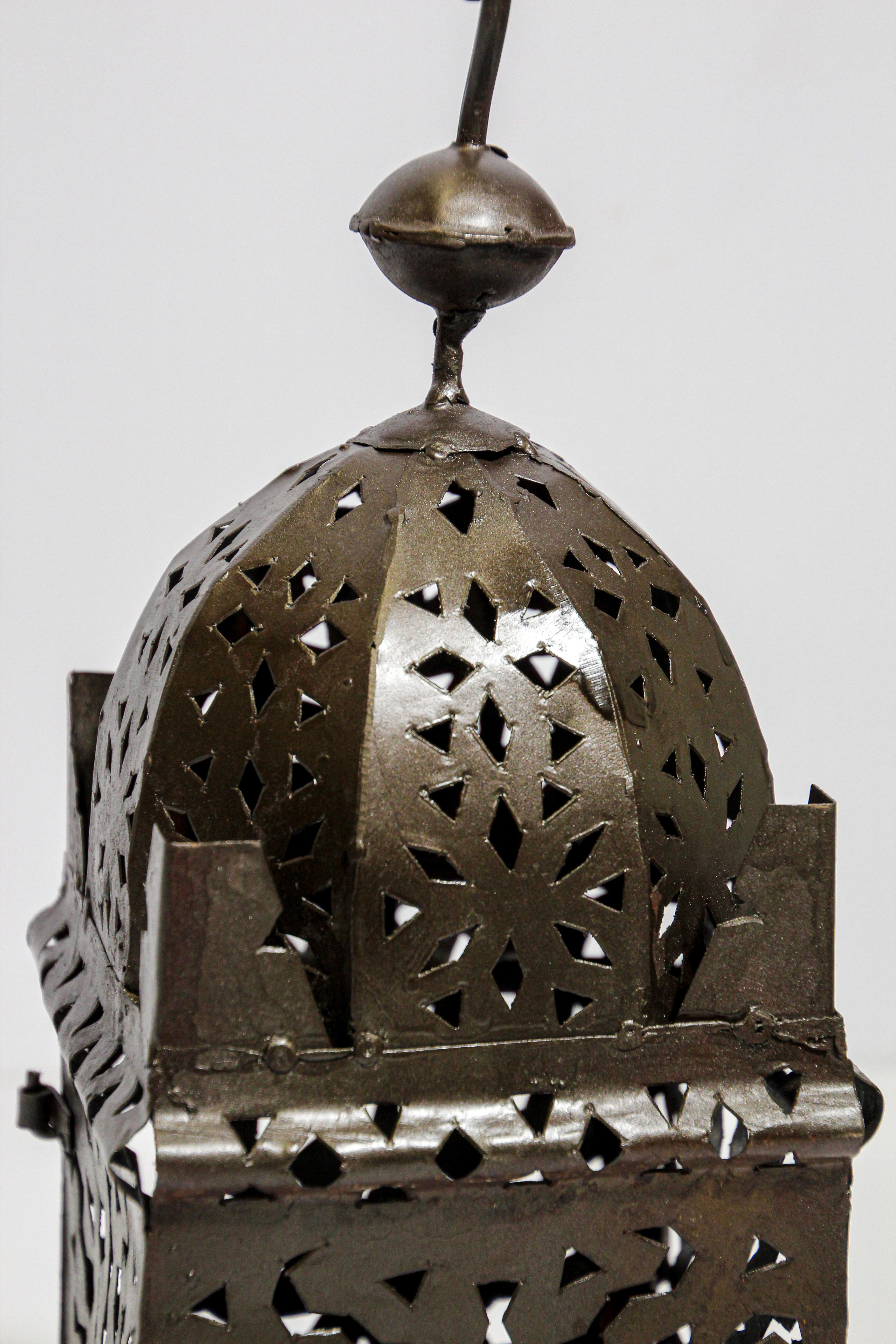 20ième siècle Lanterne bougie marocaine d'ouragan en métal en vente