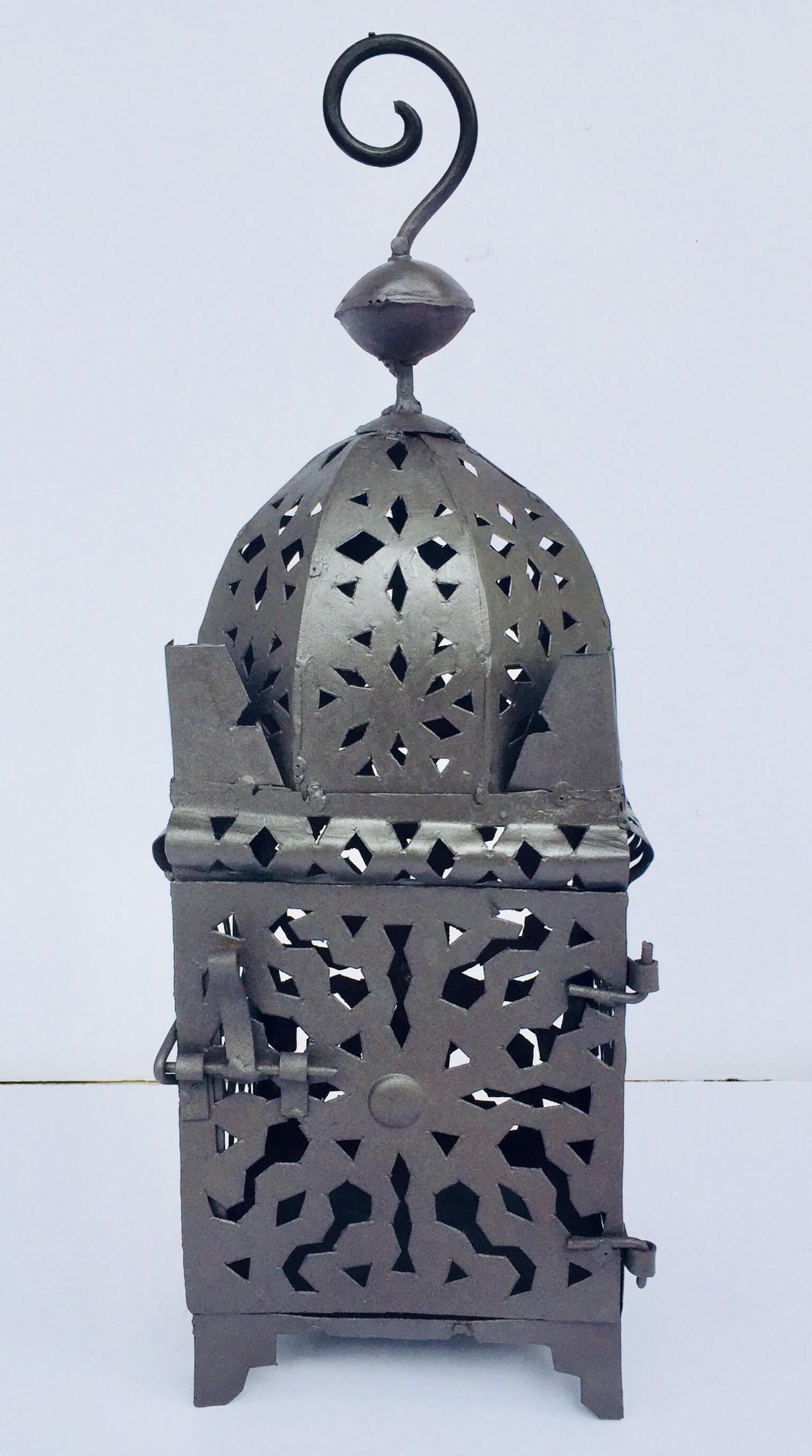 Lanterne à bougie marocaine en métal pour l'intérieur ou l'extérieur en vente 9