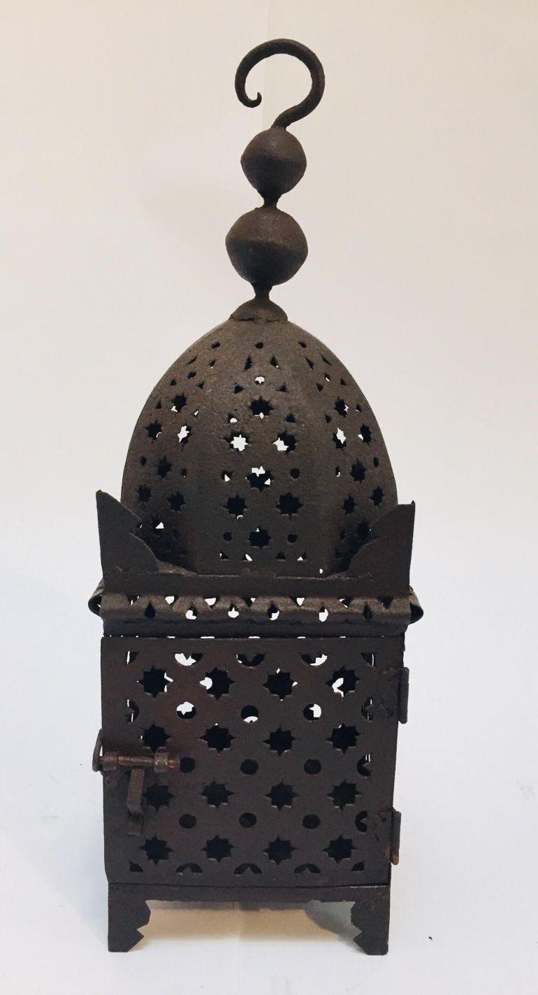Farol marroquí morisco de metal para velas. Lámpara huracán para velas hecha a mano en Marruecos por artesanos, metal calado y martillado con diseño morisco, se abre por delante para usar con velas de pilar. Las linternas con velas son estupendas