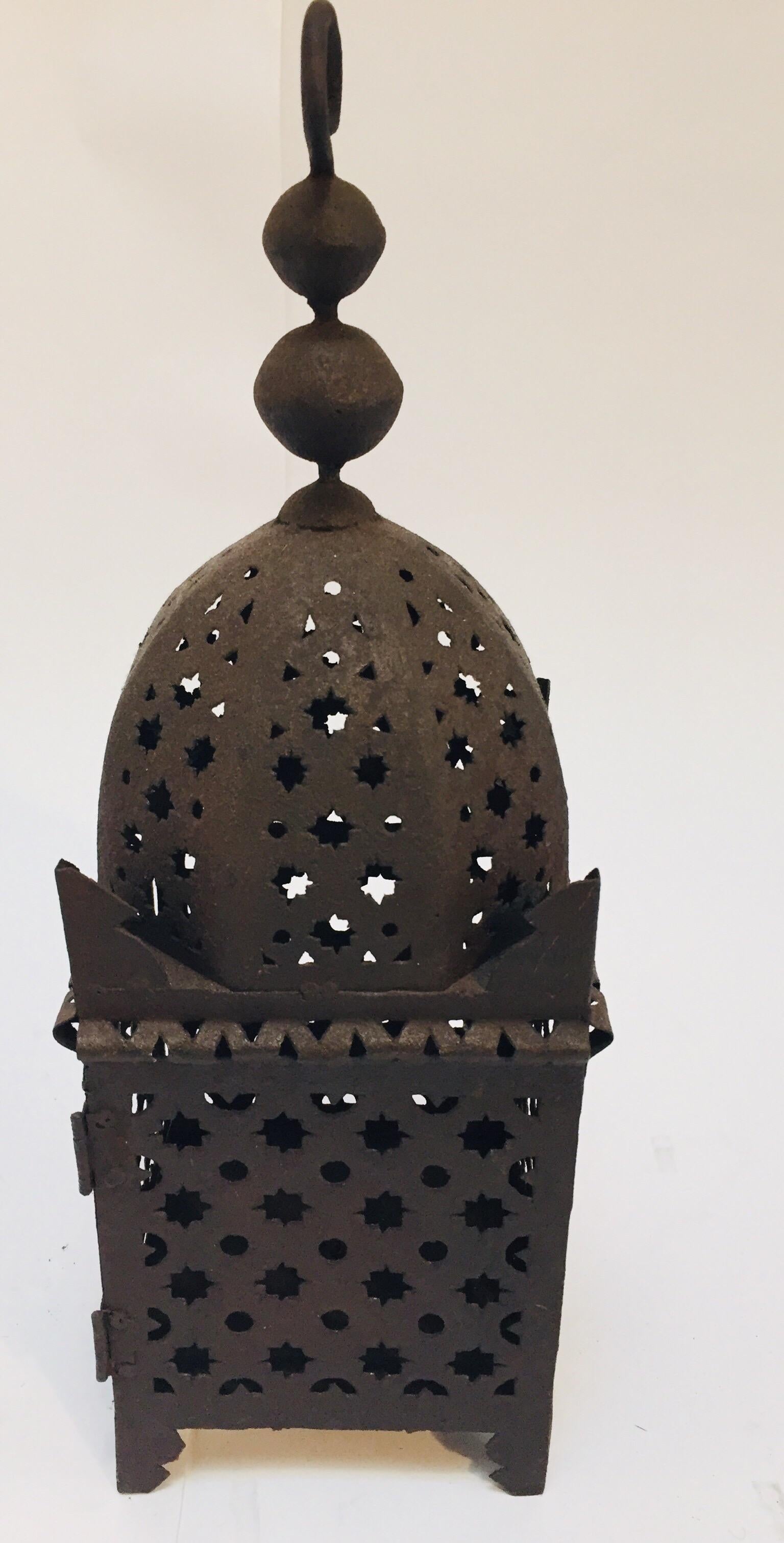 Moroccan Hurricane Moorish Metal Candle Lantern In Good Condition For Sale In North Hollywood, CA
