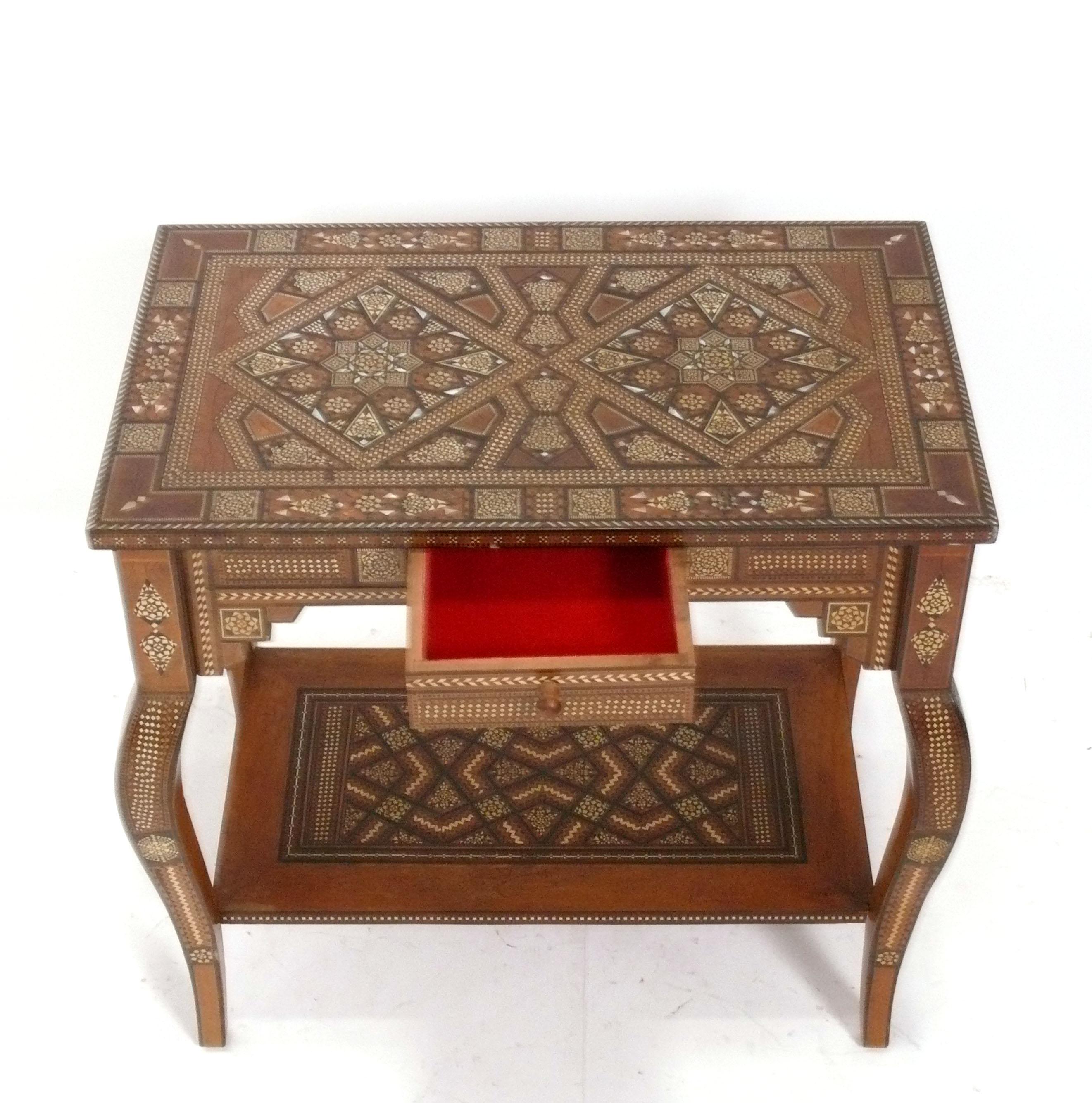 Mesa consola marroquí con incrustaciones, Marruecos, hacia la década de 1950. Tiene un tamaño versátil y puede utilizarse como consola o mesa de sofá, o como barra de bar. 