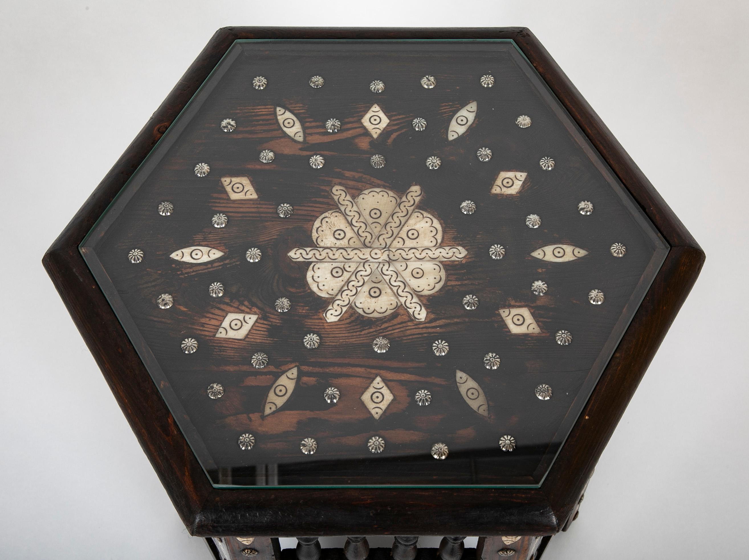 Buriné Table d'appoint hexagonale marocaine incrustée avec têtes de clous en laiton en vente