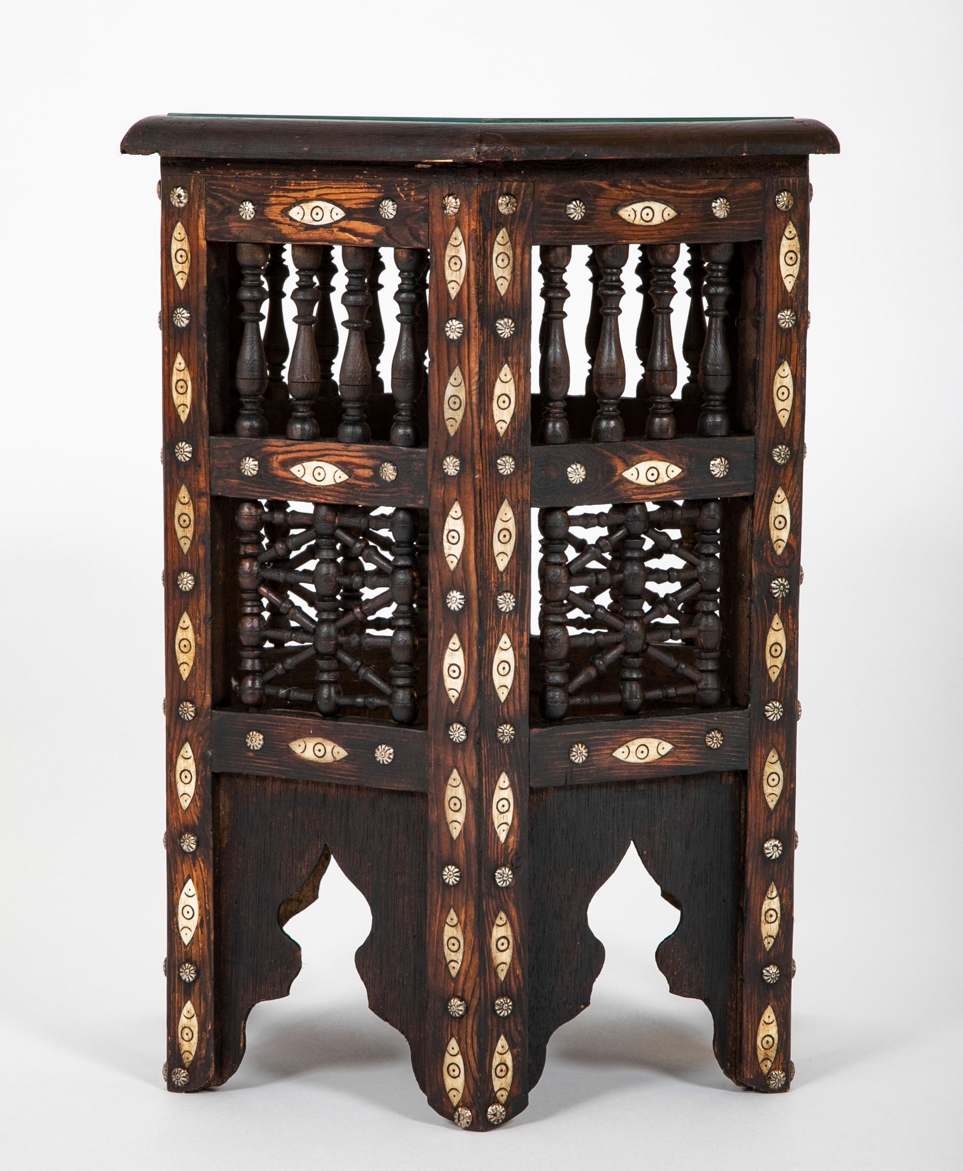 Table d'appoint hexagonale marocaine incrustée avec têtes de clous en laiton Bon état - En vente à Stamford, CT
