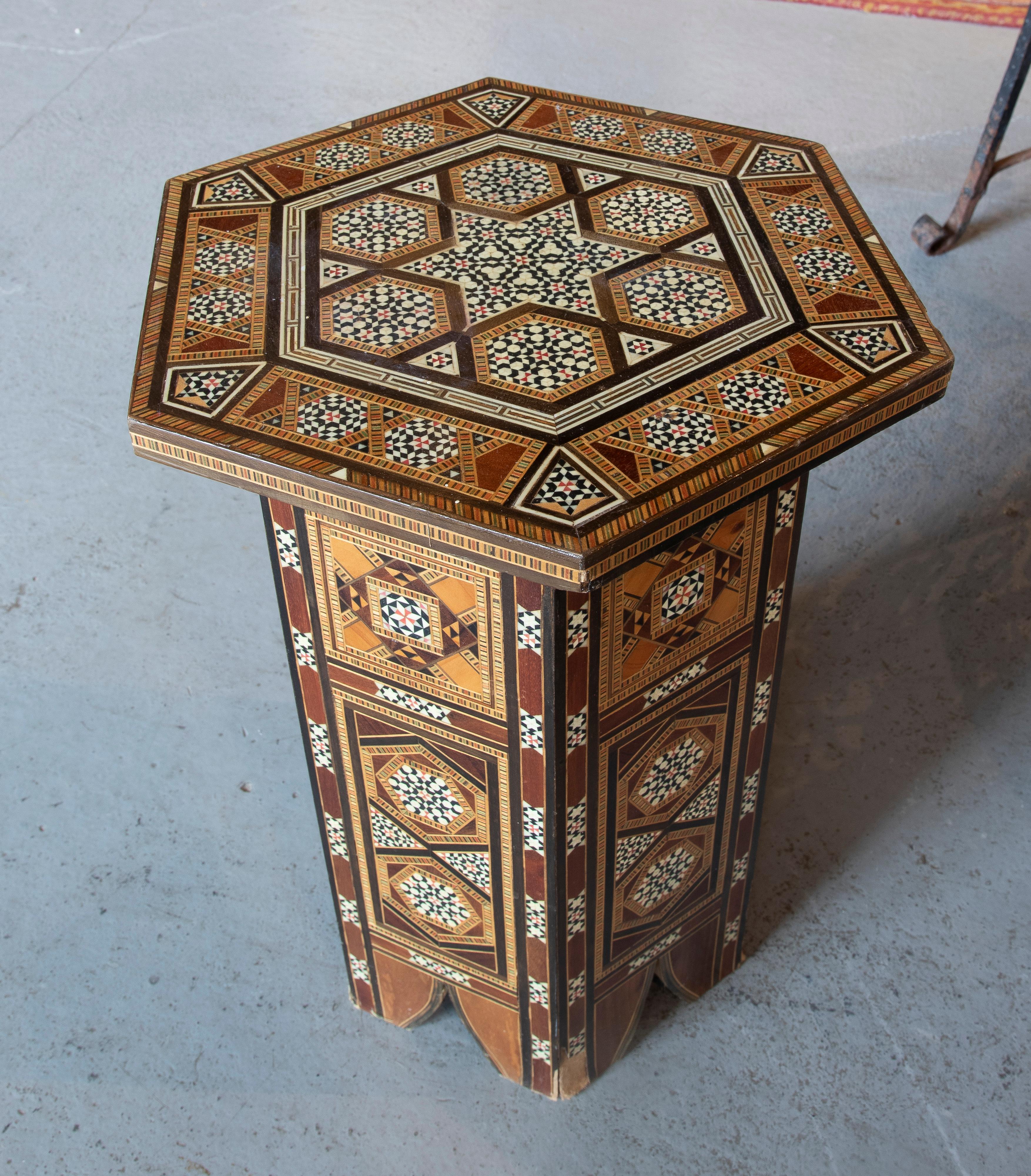 20ième siècle Table d'appoint marquetée marocaine  en vente