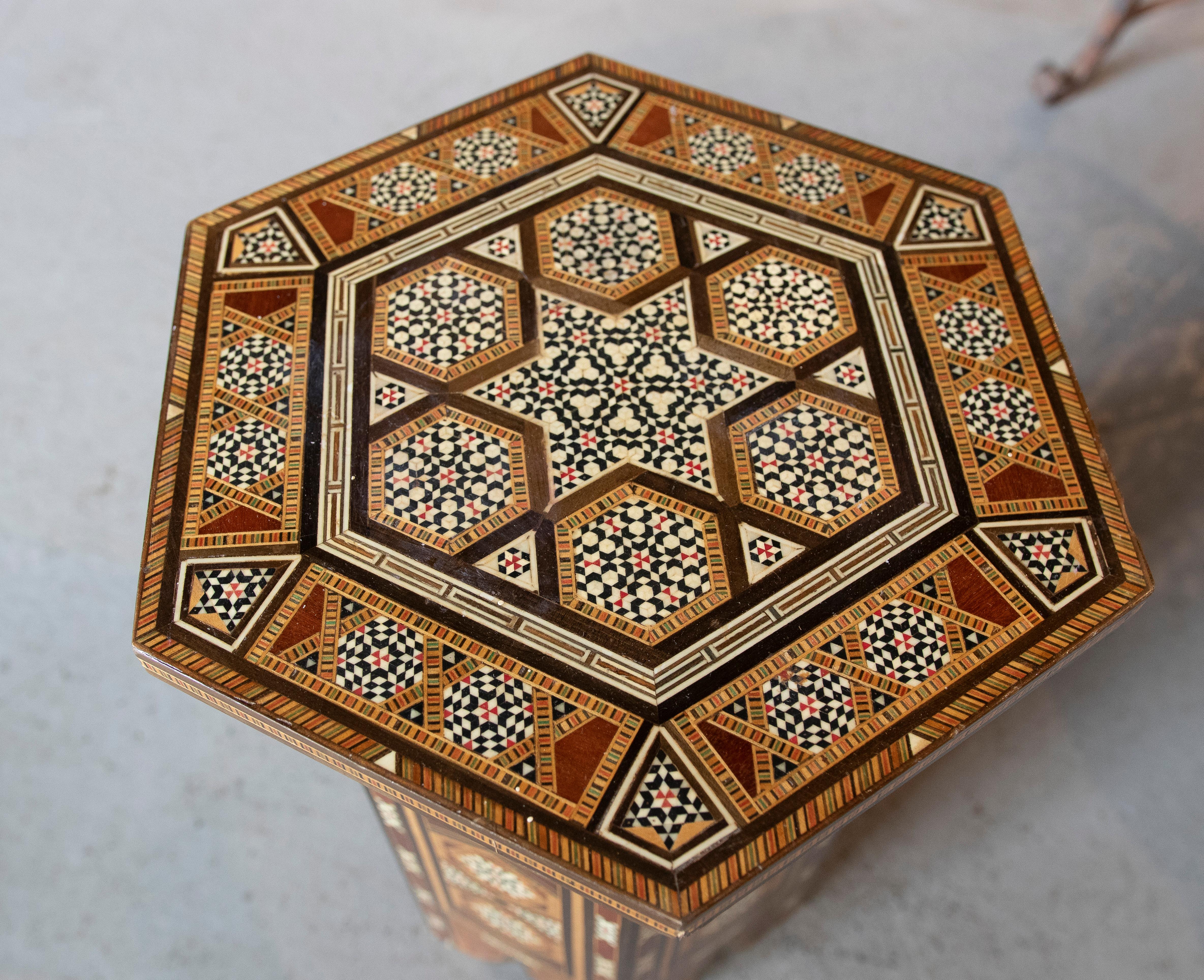 Contreplaqué Table d'appoint marquetée marocaine  en vente