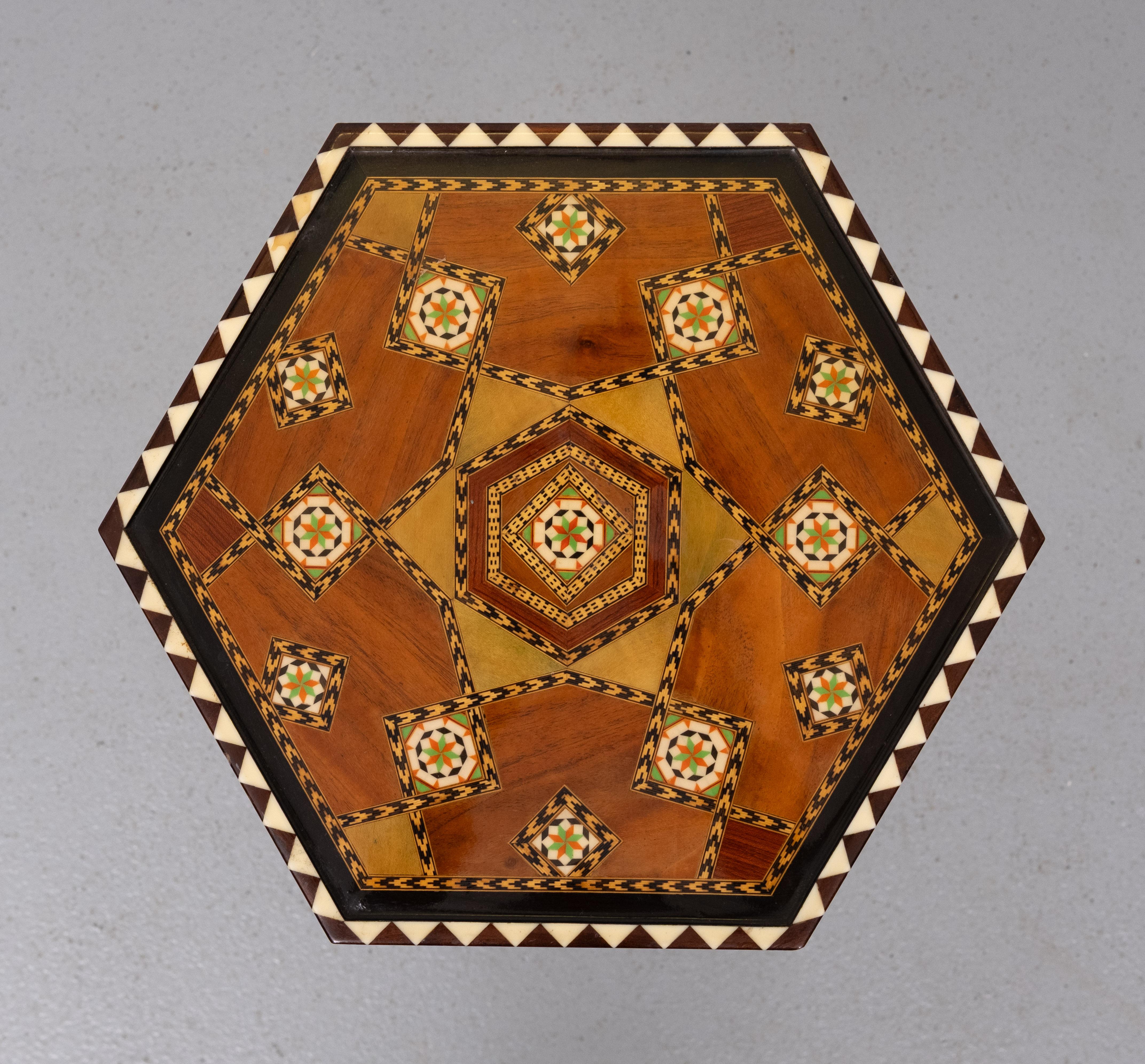 Charming pedestal , side table, tray, central shaft and hexagonal base. Moroccan -inspired marquetry with inlays of bone, exotic woods and stained wood fillets. In the center of the board, an 8-pointed star. Period around 1960s    Very good