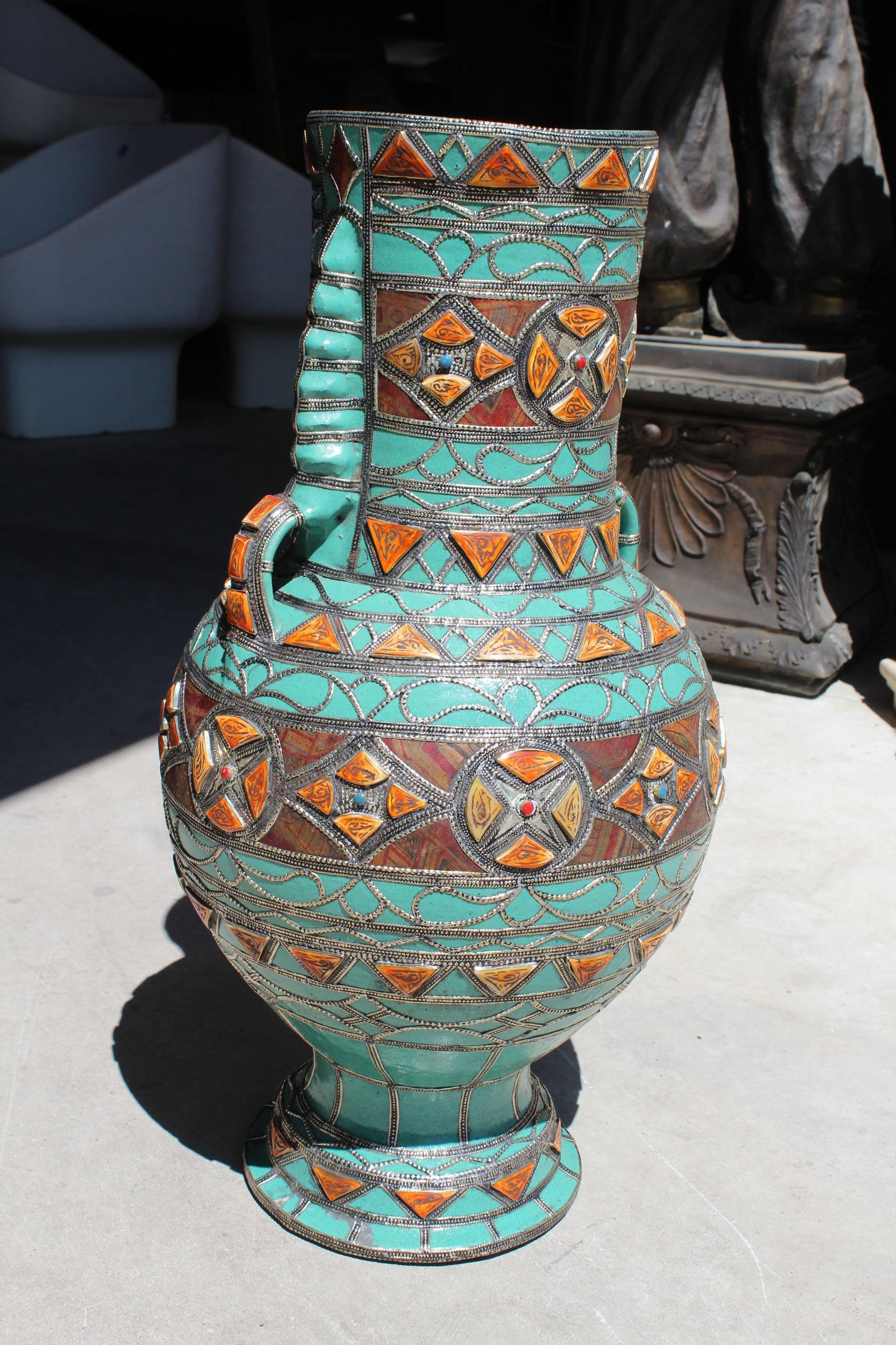 Jarrón Marroquí de Cerámica Altamente Decorado, con Metal y Hueso en Bueno estado para la venta en Marbella, ES