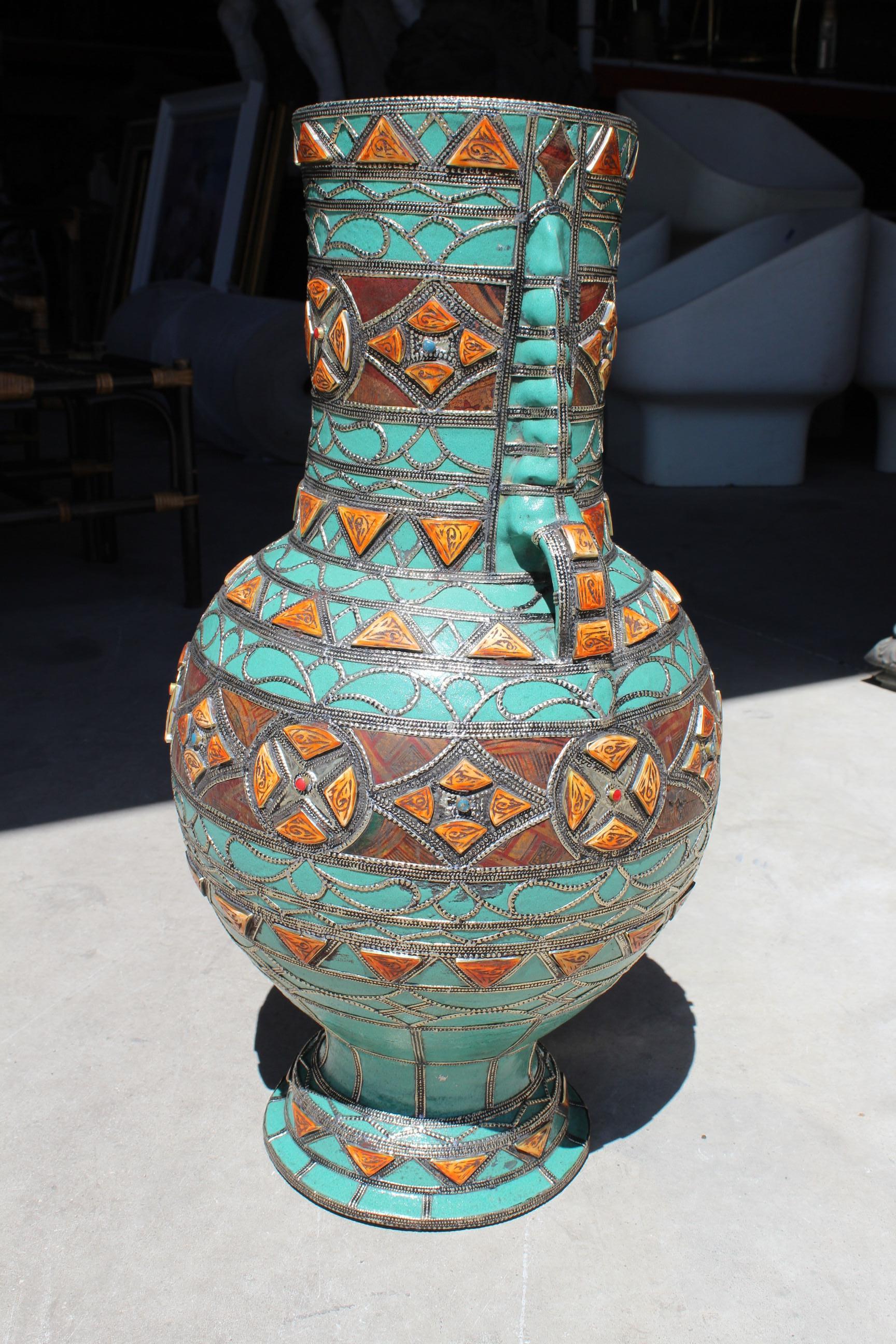 Jarrón Marroquí de Cerámica Altamente Decorado, con Metal y Hueso Siglo XXI y contemporáneo en venta