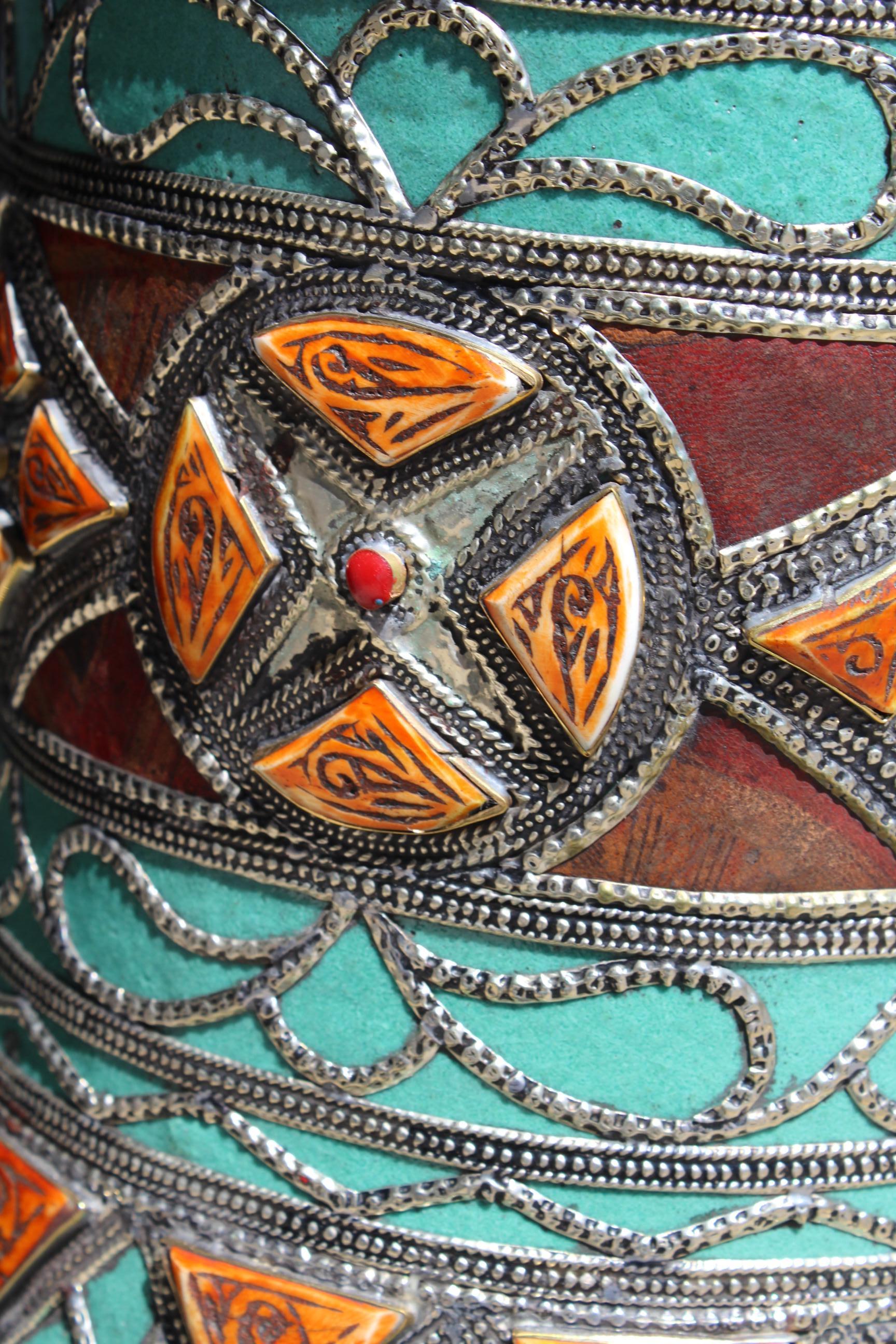 Jarrón Marroquí de Cerámica Altamente Decorado, con Metal y Hueso Cerámico en venta