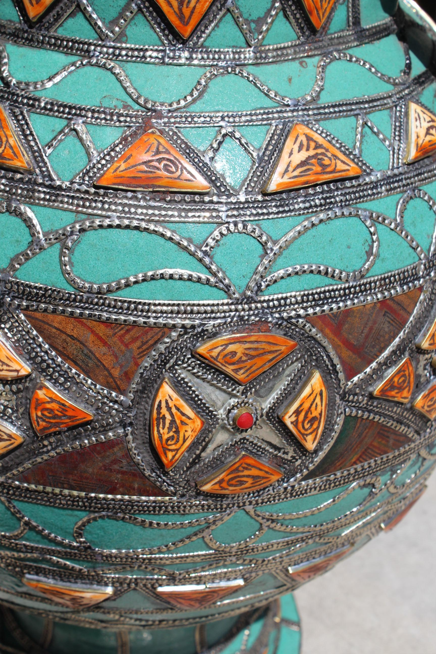 Jarrón Marroquí de Cerámica Altamente Decorado, con Metal y Hueso en venta 1