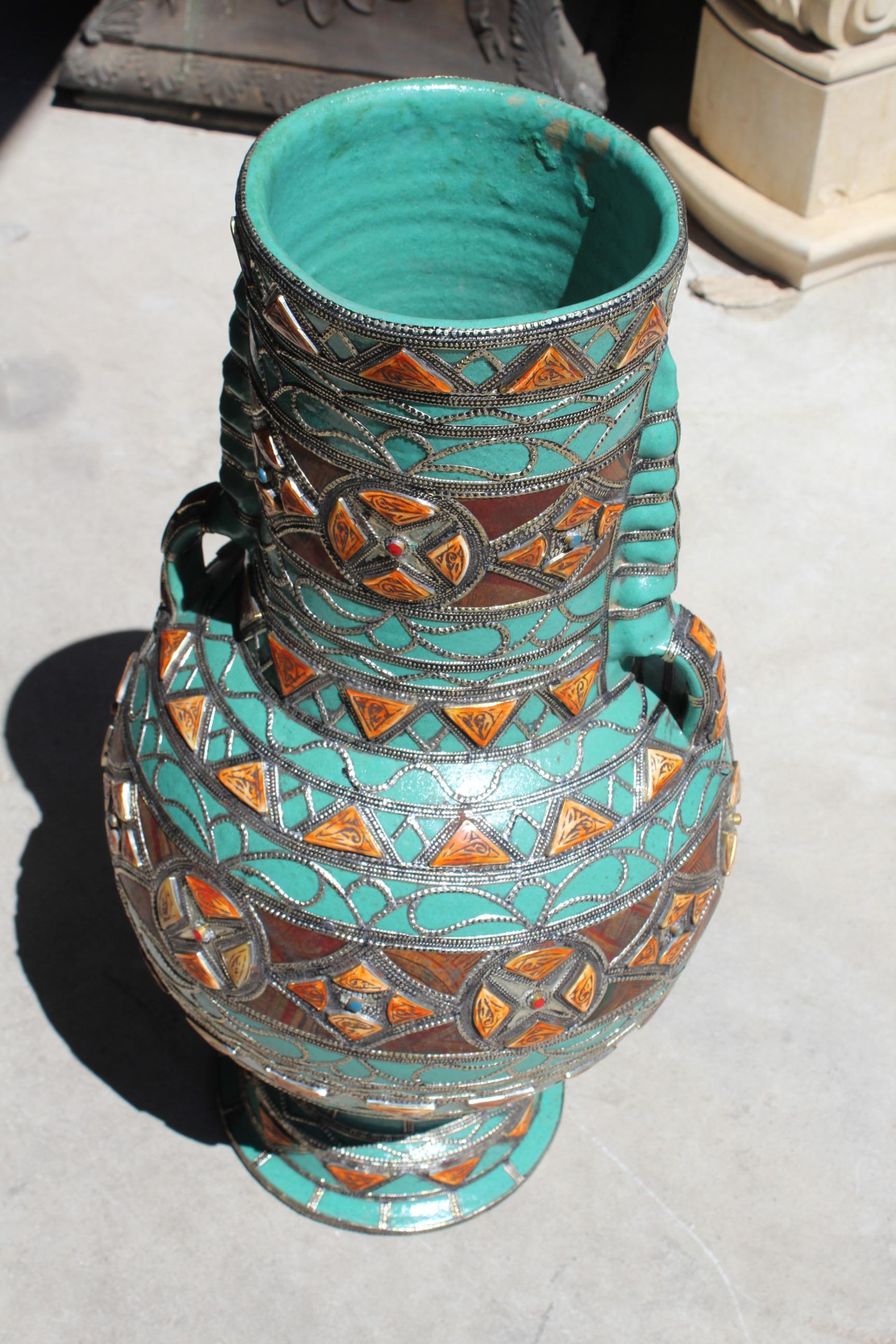 Jarrón Marroquí de Cerámica Altamente Decorado, con Metal y Hueso en venta 2