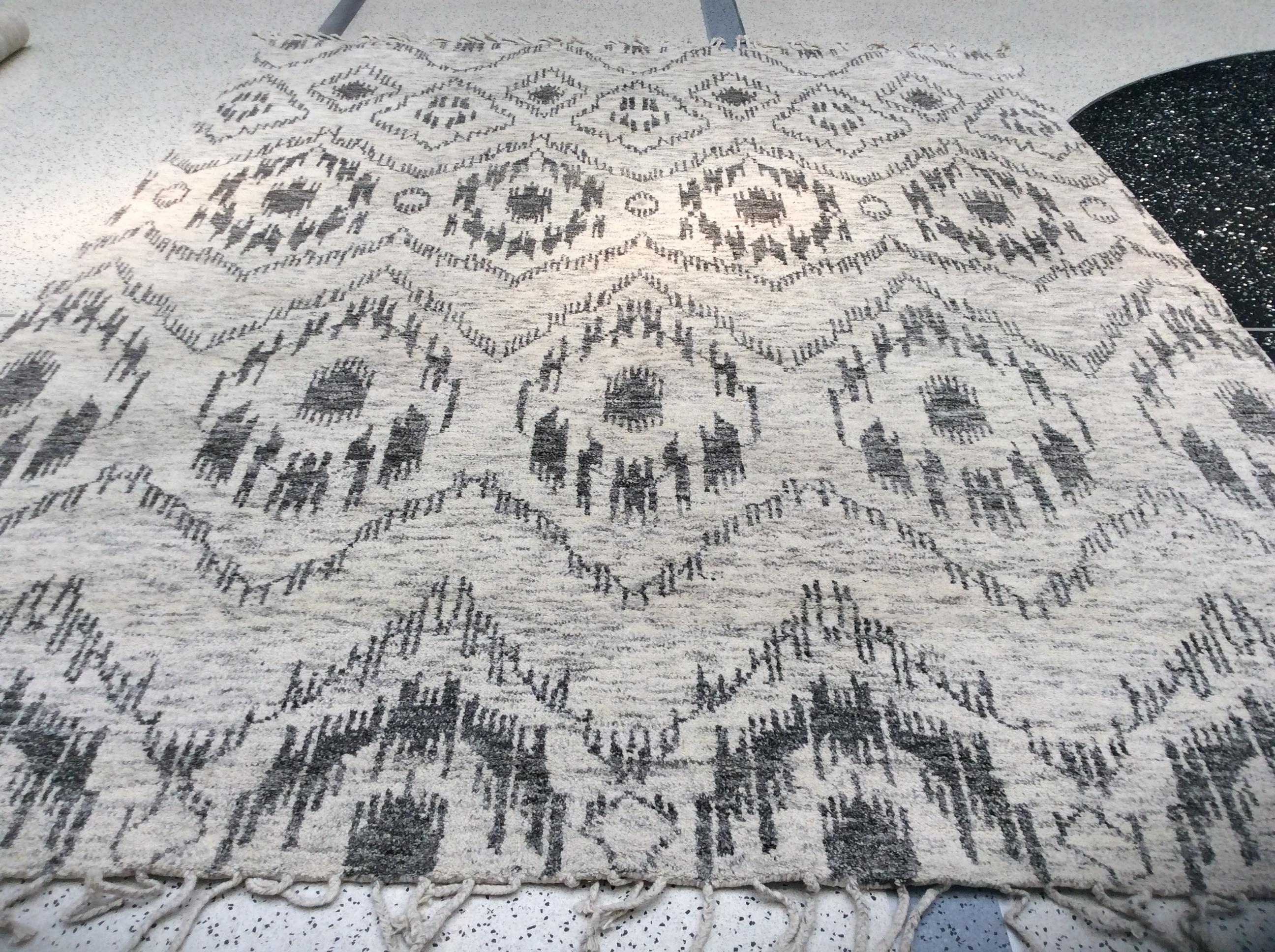 Alfombra de área de inspiración marroquí.

Color: Marfil, beige, gris claro.