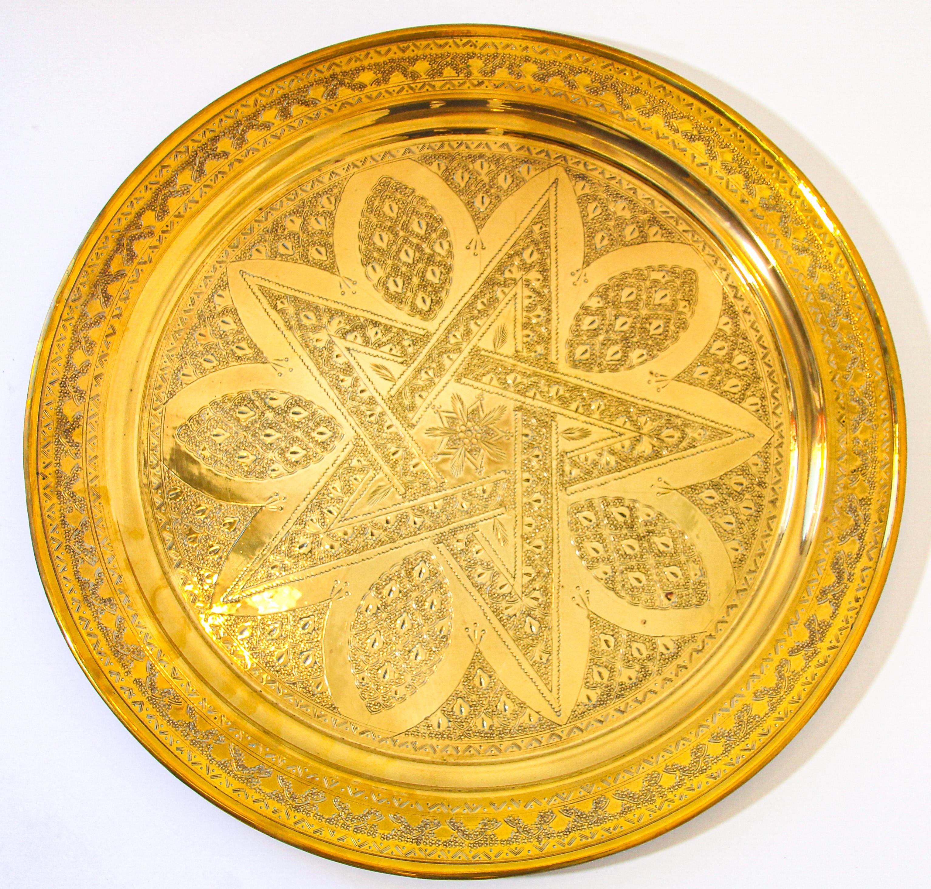 Antique 1900s Moroccan hand-hammered brass tray, intricate artwork, very fine Islamic metalwork brass hand etched designs with a five pointed star in the center.
Handcrafted decorative polished brass tray.
Fabulous hand-etched wall hanging