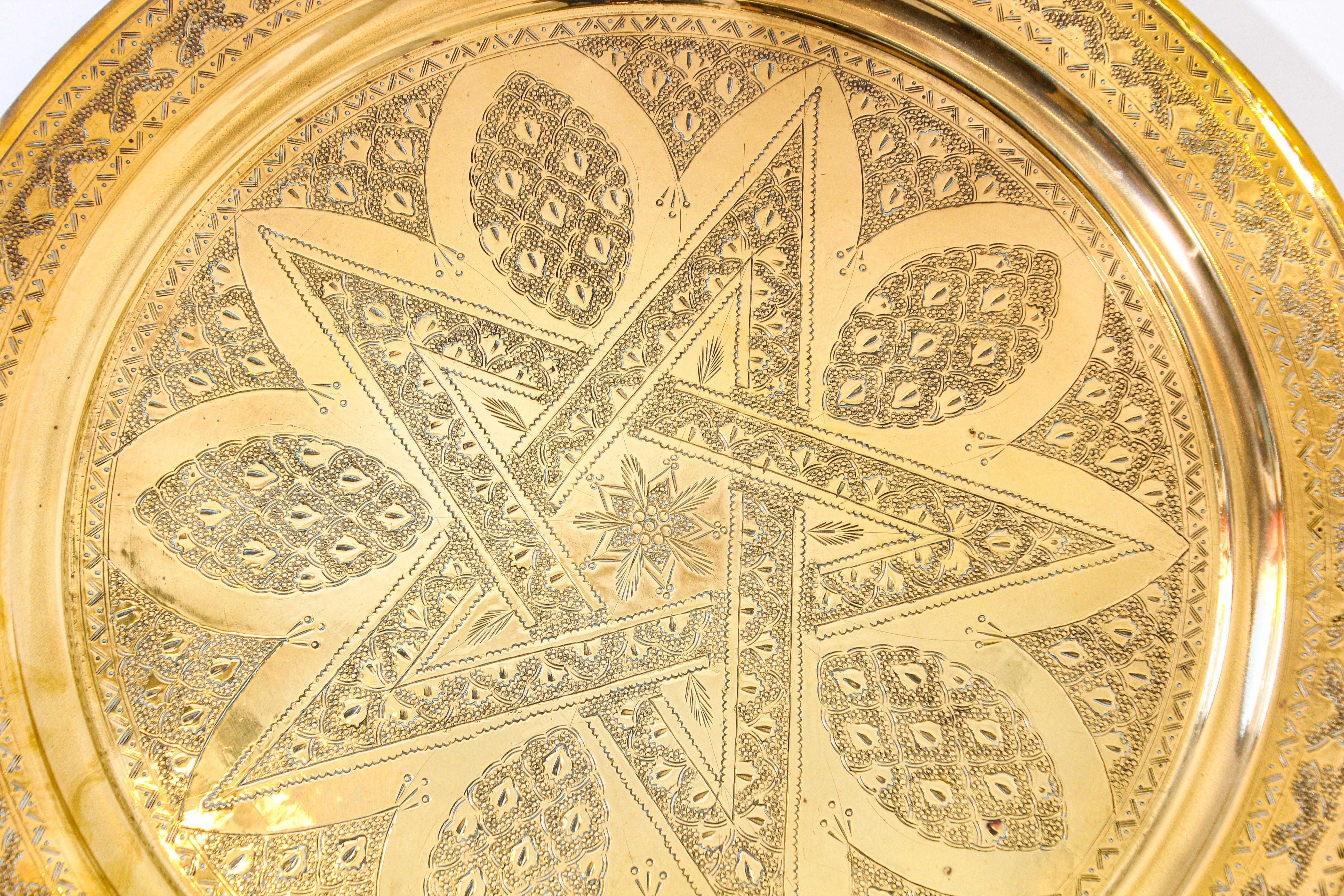 1900s Moroccan Brass Tray Star Etched Collectible Polished Platter 22.5 in. D. In Good Condition For Sale In North Hollywood, CA