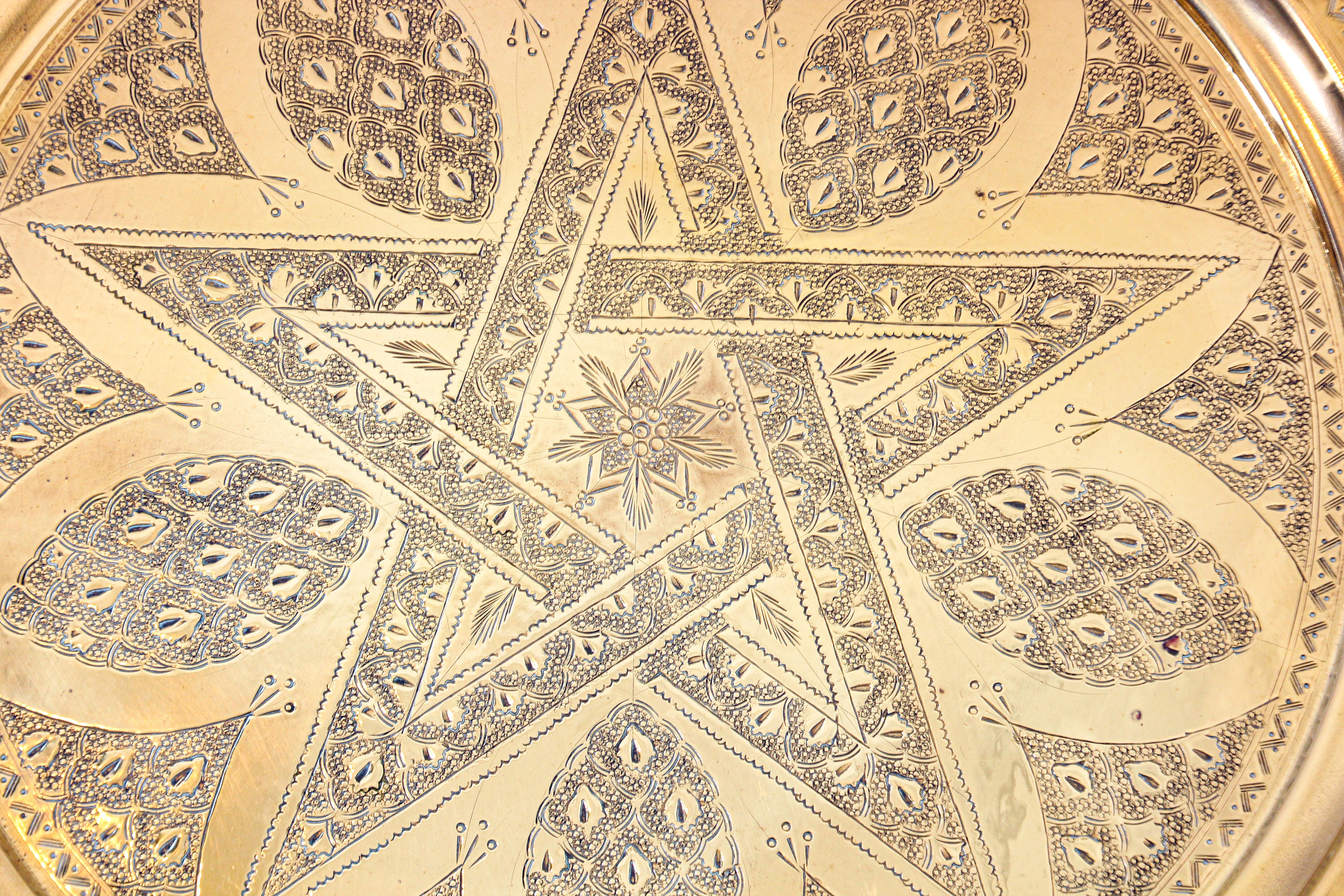 1900s Moroccan Brass Tray Star Etched Collectible Polished Platter 22.5 in. D. For Sale 2