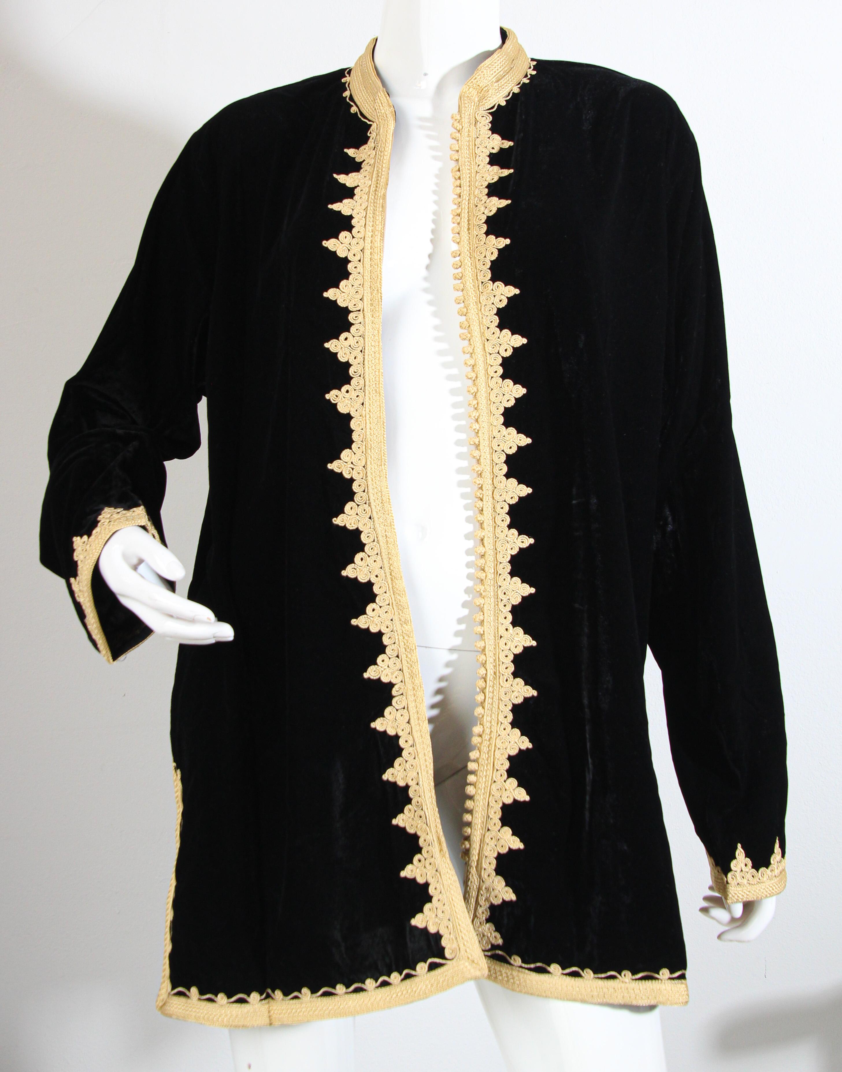 Tissu Gilet caftan marocain en velours noir avec broderies dorées en vente