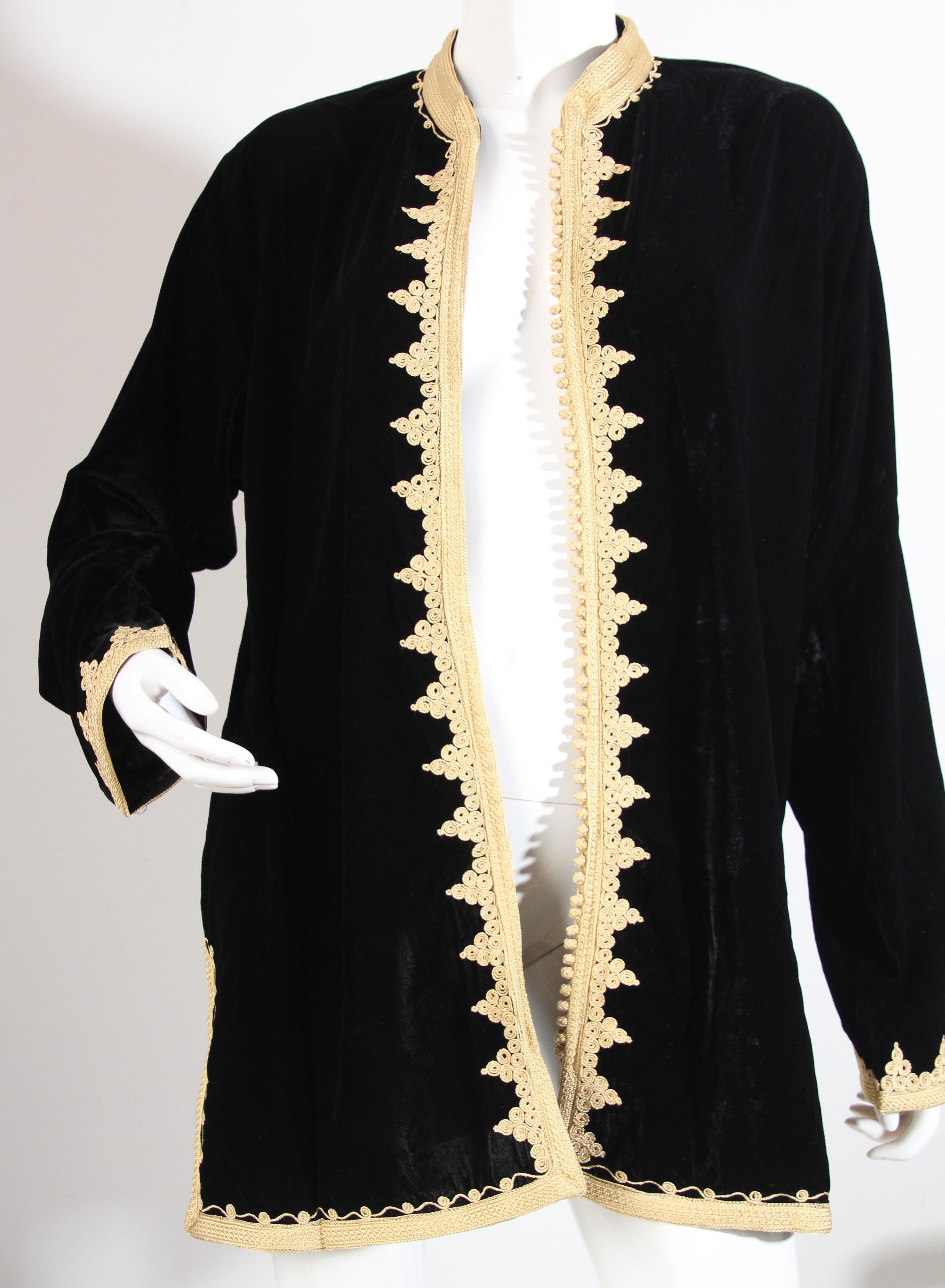 Gilet caftan marocain en velours noir avec broderies dorées en vente 1