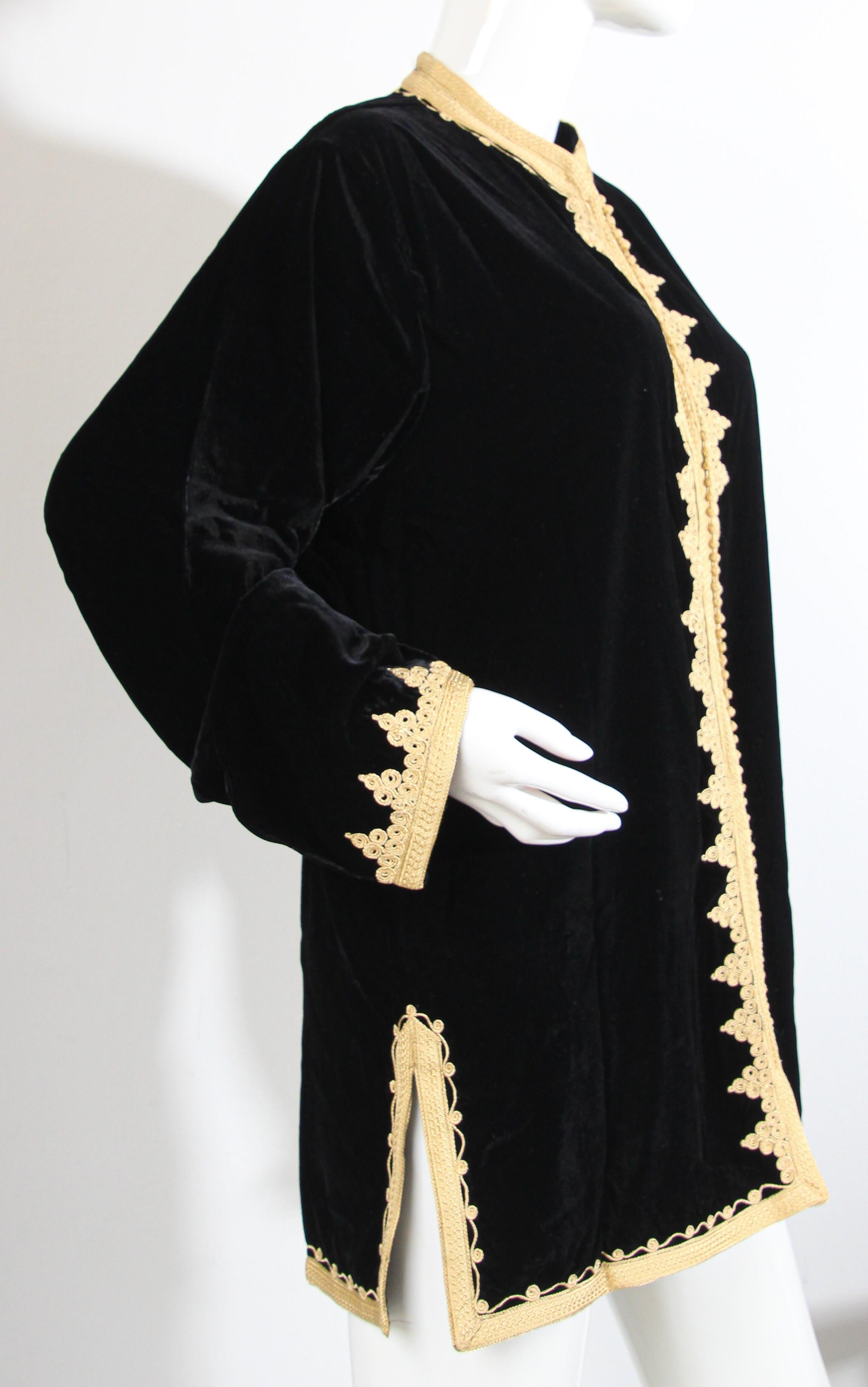 Gilet caftan marocain en velours noir avec broderies dorées en vente 3