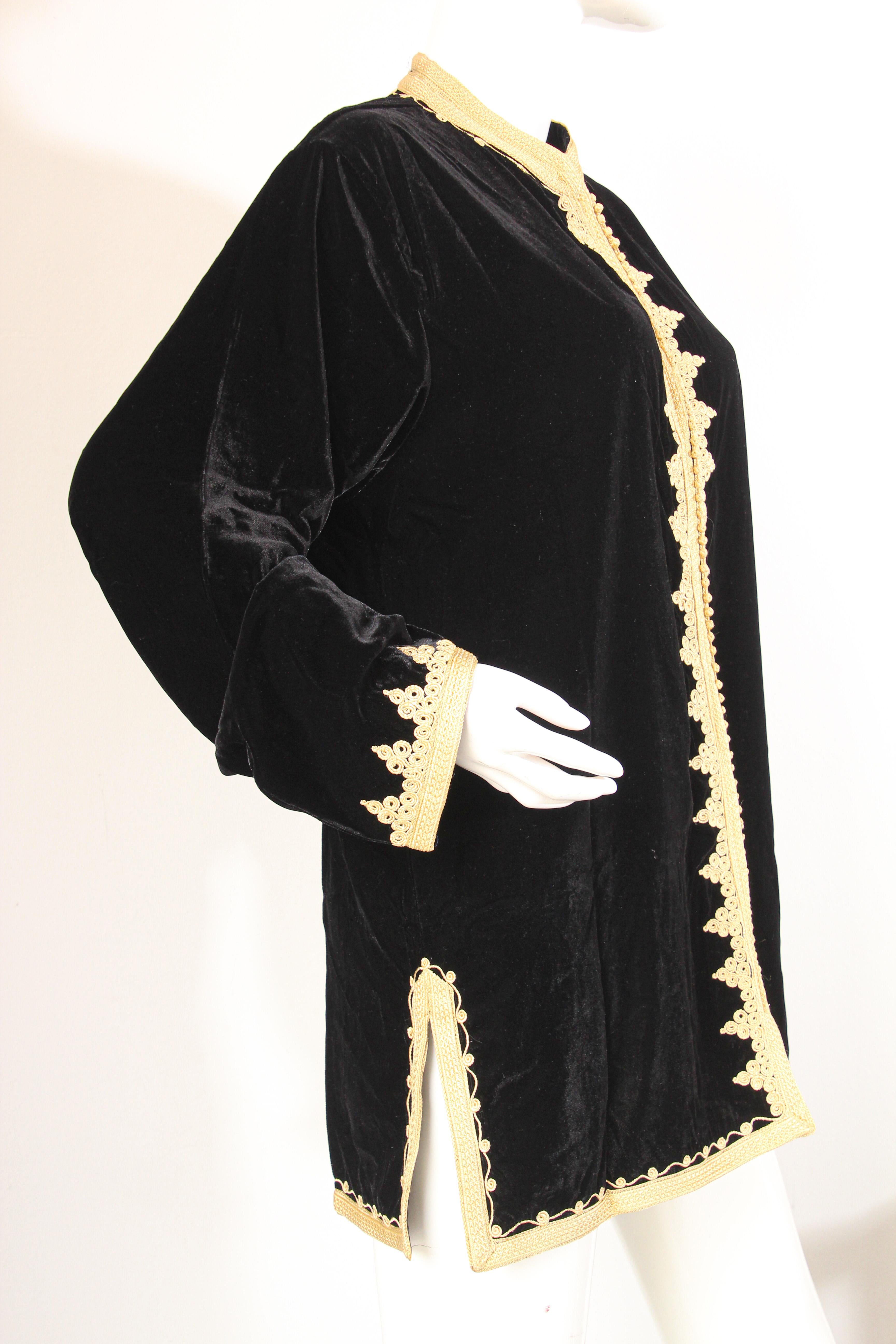 Gilet caftan marocain en velours noir avec broderies dorées en vente 4