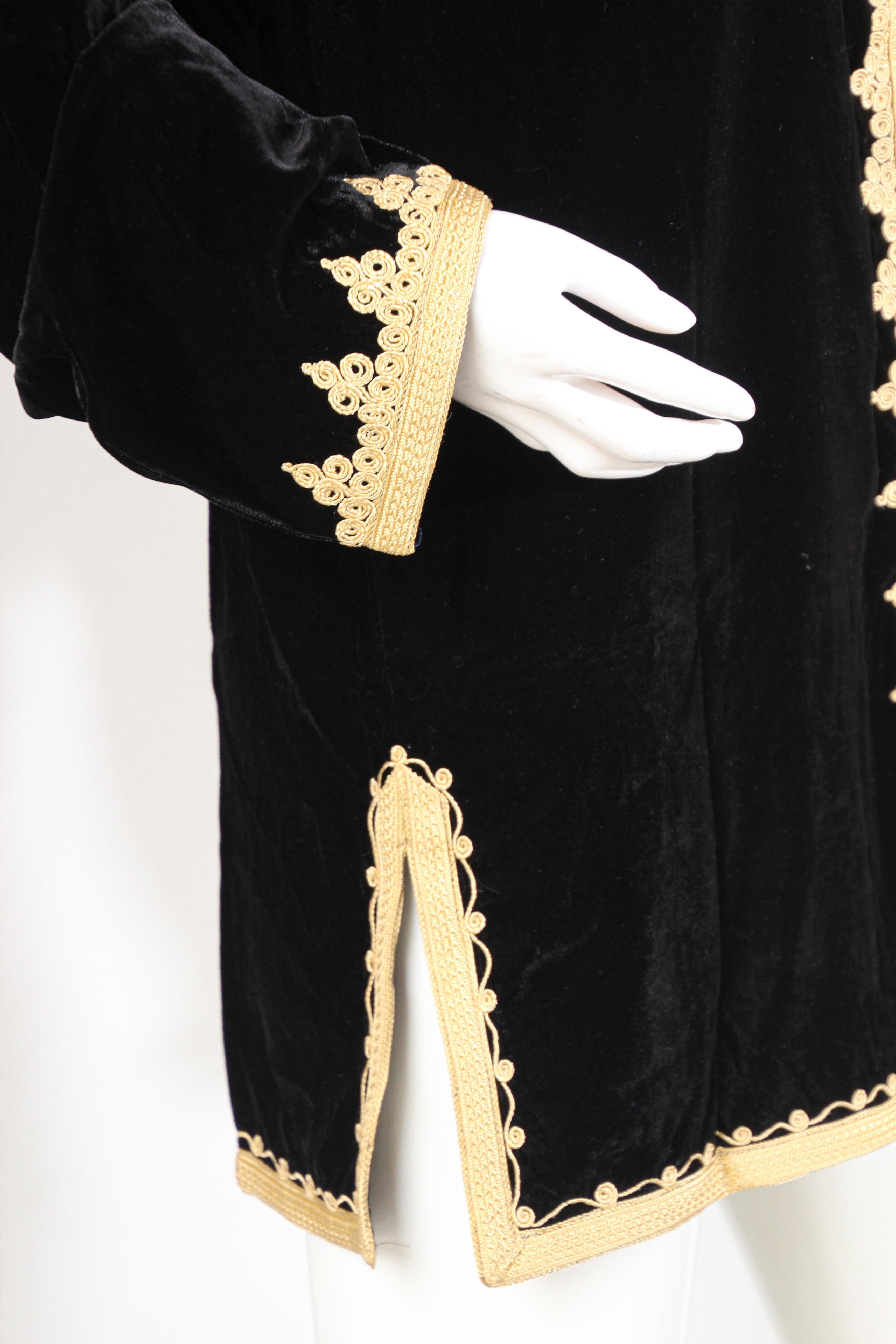 Gilet caftan marocain en velours noir avec broderies dorées en vente 5
