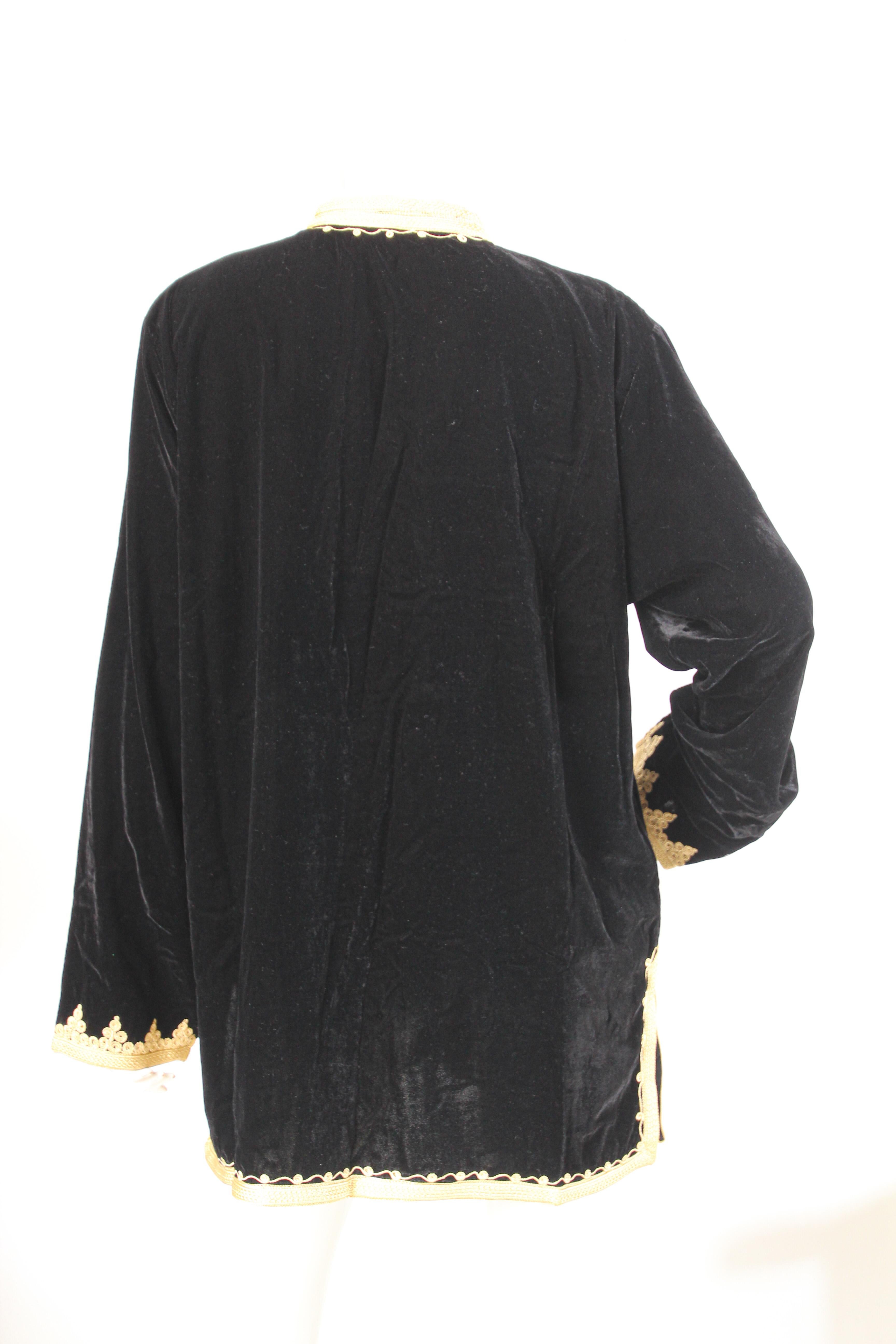 Gilet caftan marocain en velours noir avec broderies dorées en vente 7