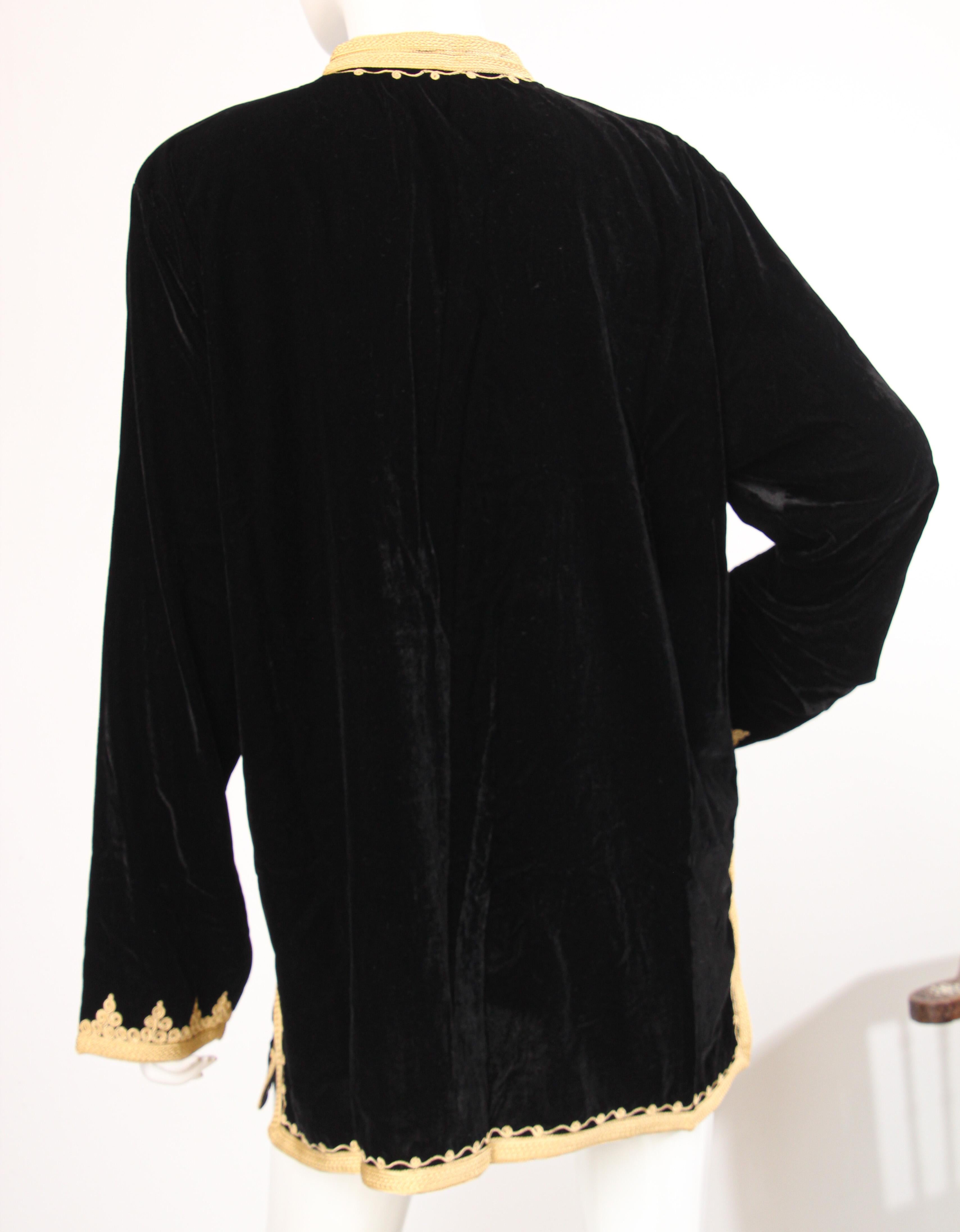 Gilet caftan marocain en velours noir avec broderies dorées en vente 8
