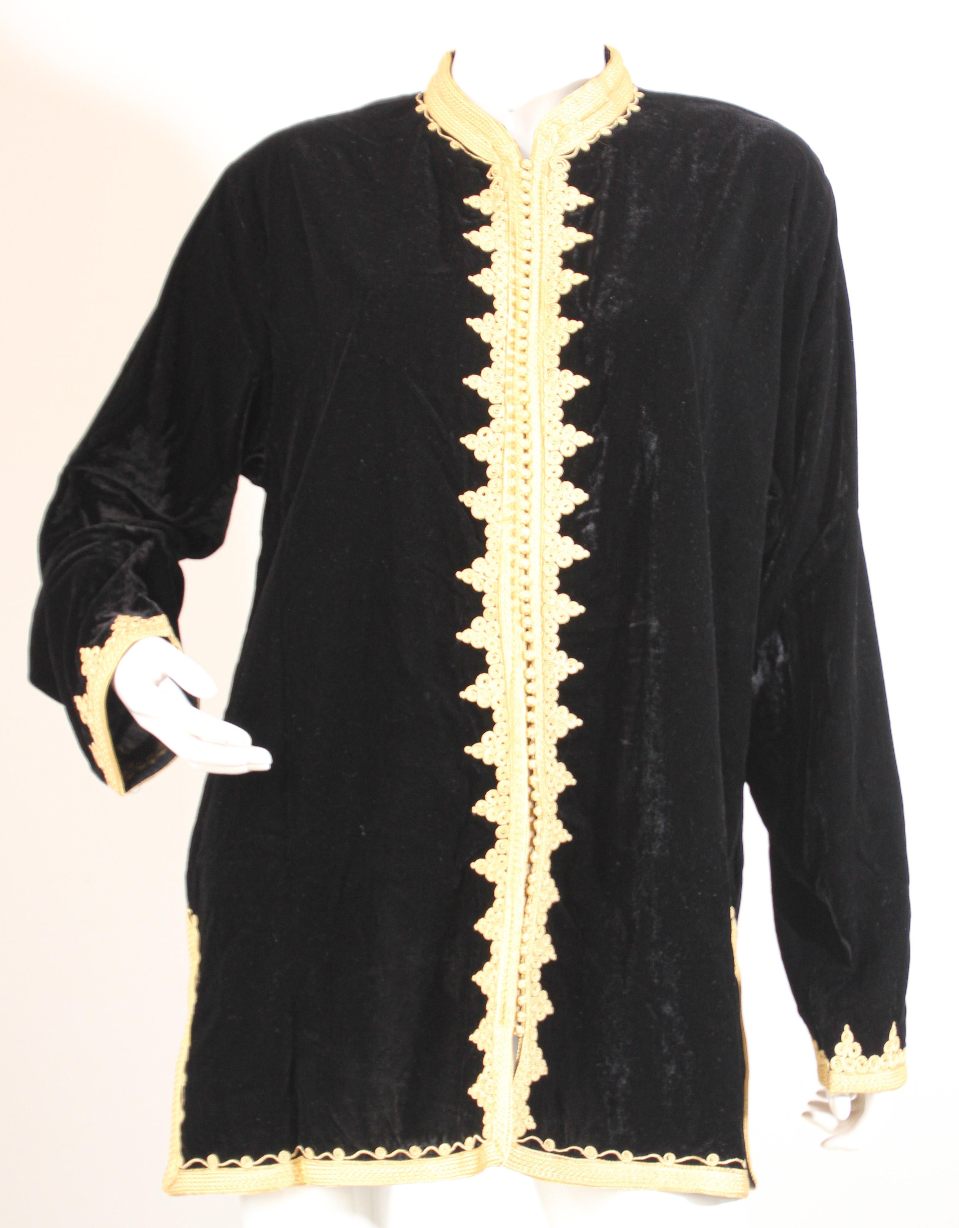 Caftan marocain Gilet en velours noir avec broderies dorées
Ce caftan traditionnel marocain est brodé et agrémenté d'une bordure dorée.
Gilet de soirée en robe courte traditionnelle marocaine.
Le caftan présente une encolure traditionnelle et des
