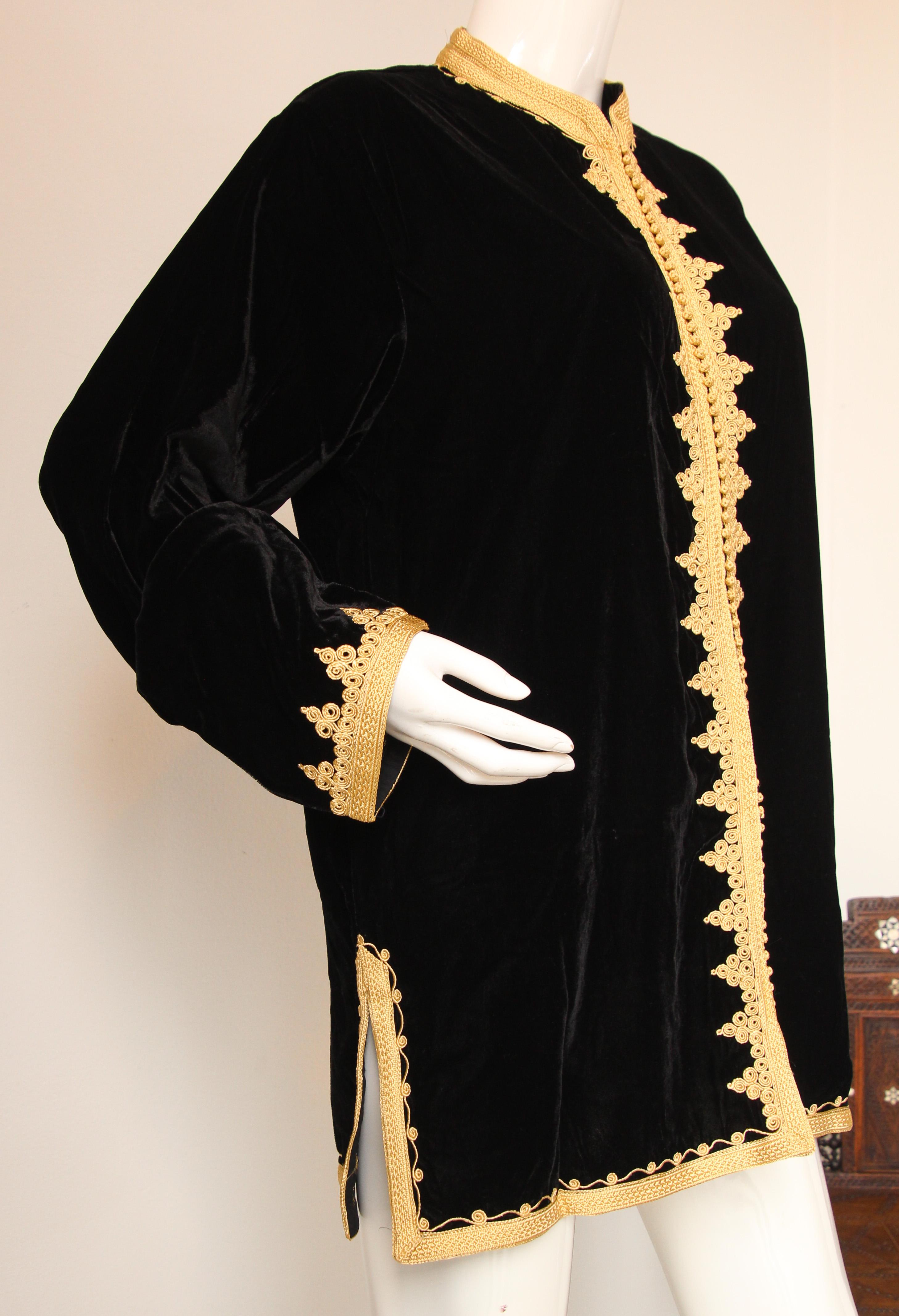 Gilet caftan marocain en velours noir avec broderies dorées Bon état - En vente à North Hollywood, CA